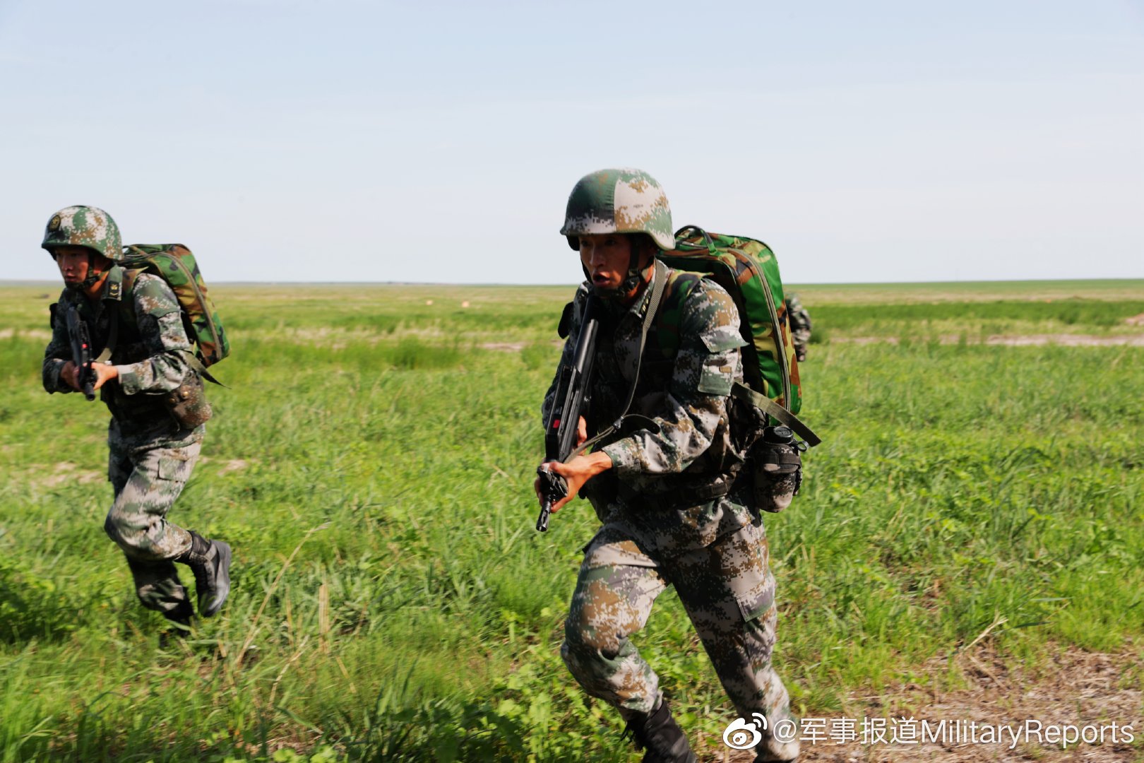 战斗卫生员"战场出击"——第80集团军某旅战场救护综合演练掠影_高清