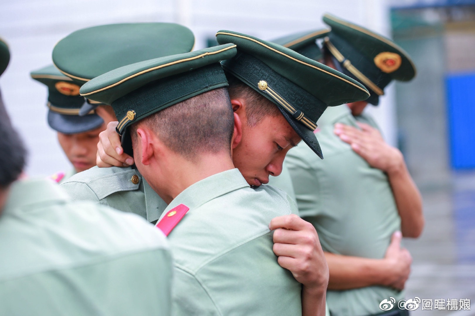 战友情兄弟情!卸掉军衔,卸不掉感情,向军人致敬!