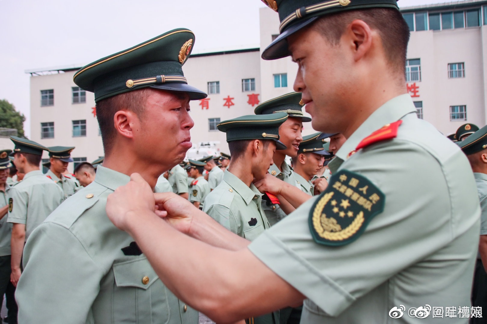 战友情兄弟情!卸掉军衔,卸不掉感情,向军人致敬!