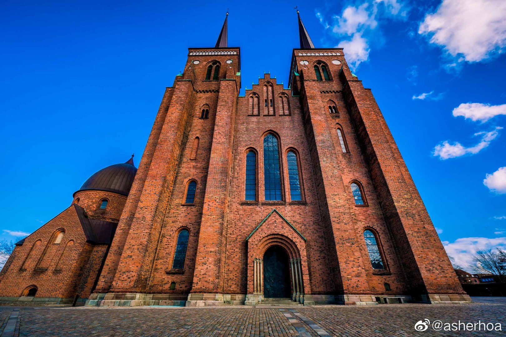 罗斯基勒主教座堂(roskilde domkirke)位于丹麦西兰岛的罗斯基勒市