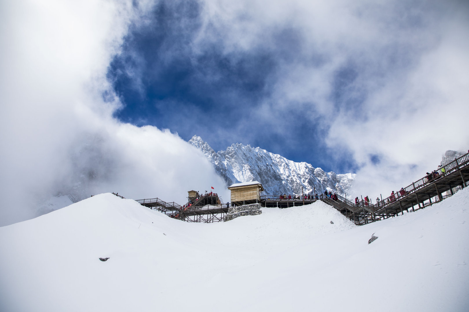 酷暑盛夏我们觅阴凉,寒冬腊月我们盼阳光,不如来丽江,夏夜有凉风