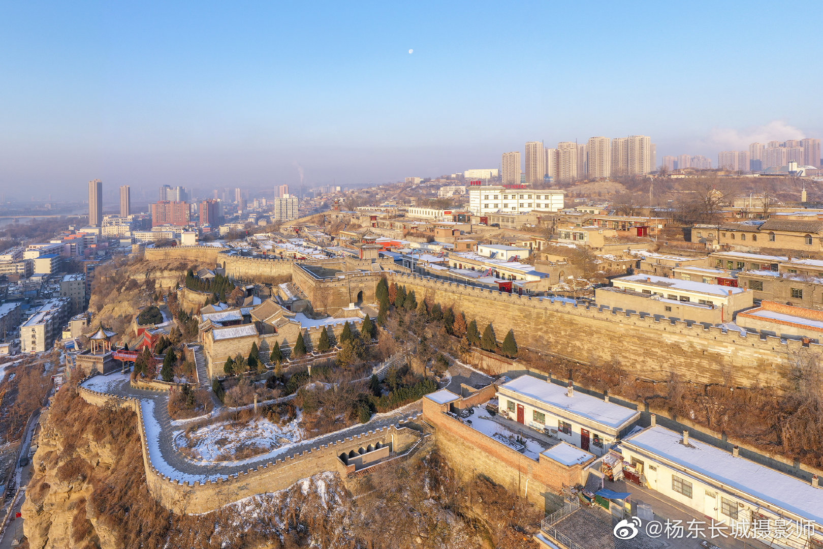 陕西榆林,清晨俯瞰府州城,建于黄河北岸的石山梁上,负山阻河……_高清