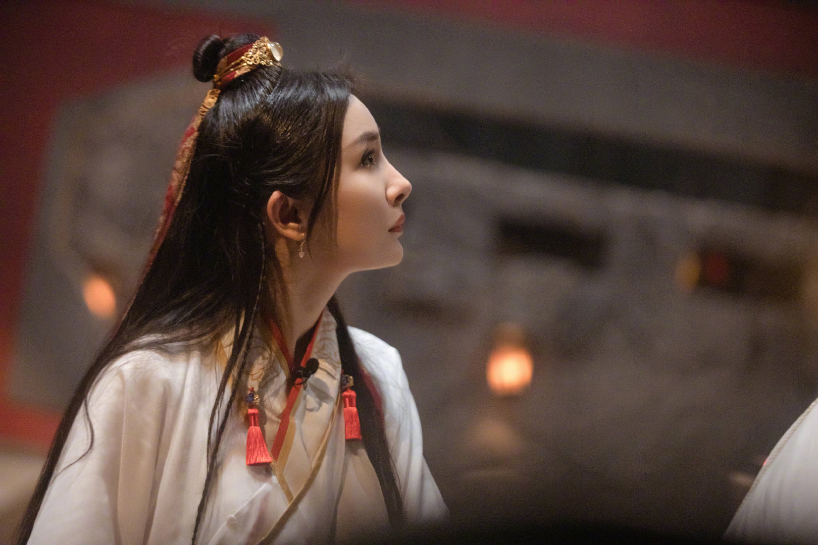 古灵精怪·侠女杨幂上线!白衣高马尾,精致侧颜,这个造型绝绝子