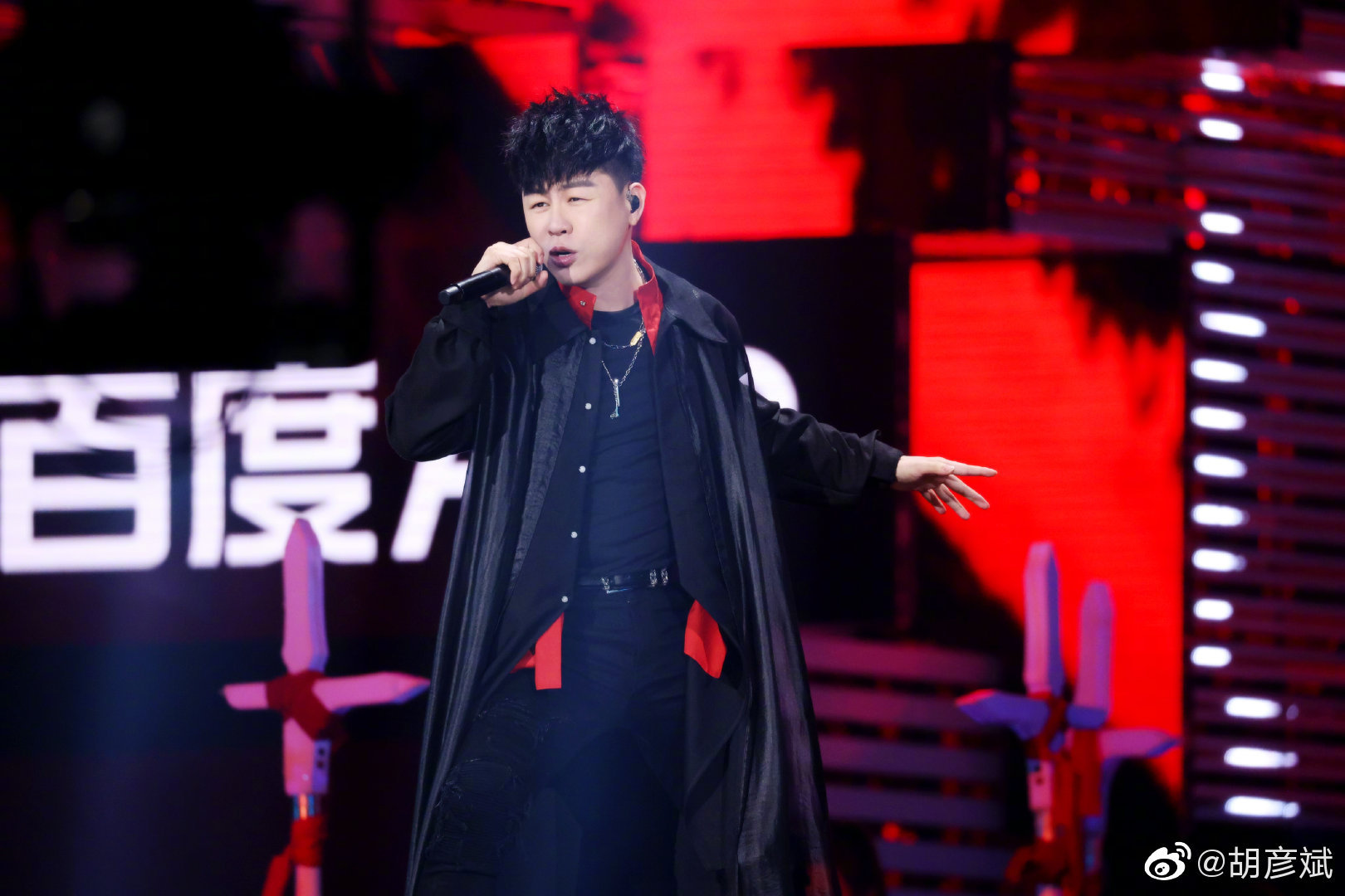 有媒体拍到胡彦斌与女子牵手同回酒店……_高清图集_新浪网