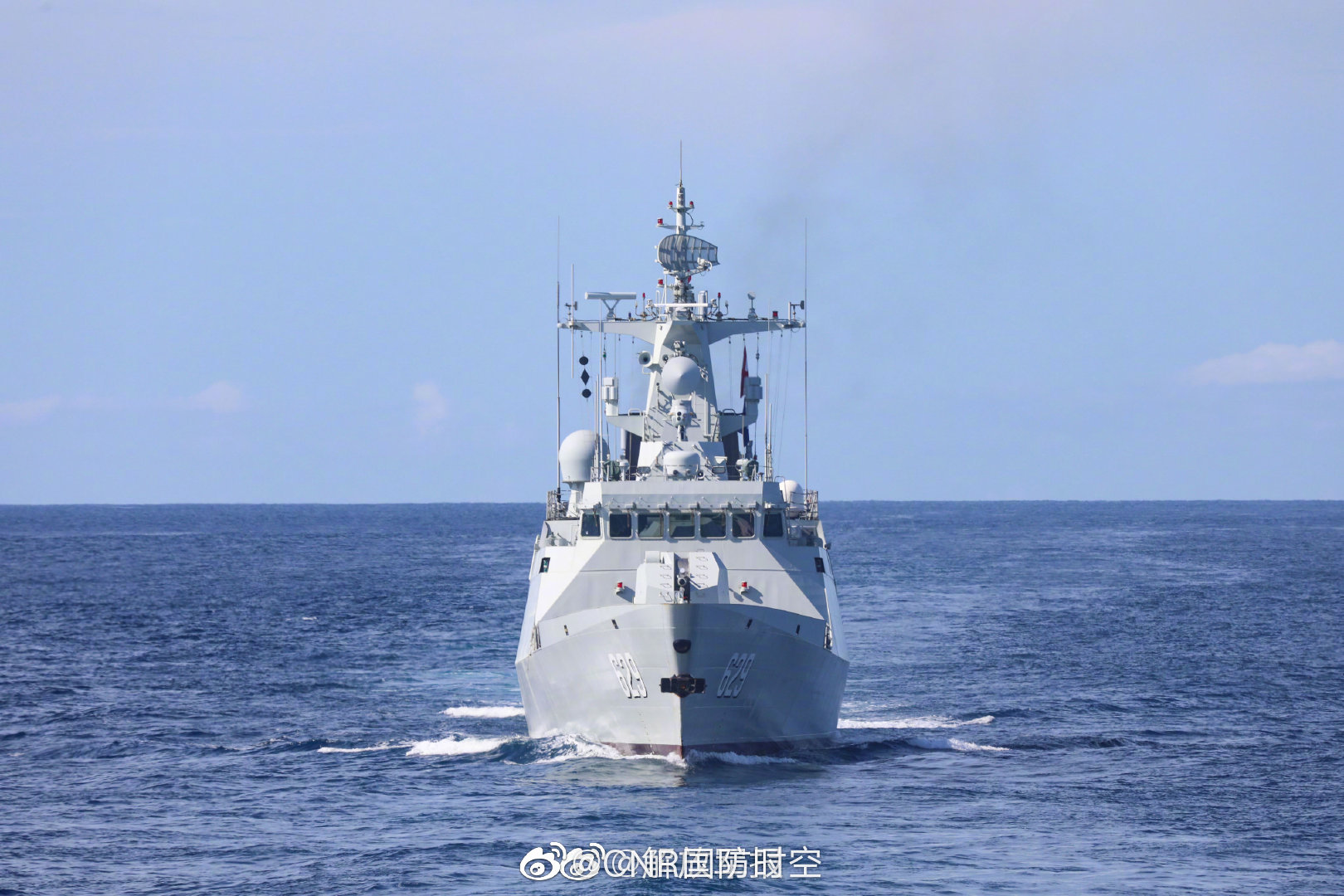 舰艇编队辗转多个海区展开为期数天的跨昼夜实战化训练,锤炼部队整体