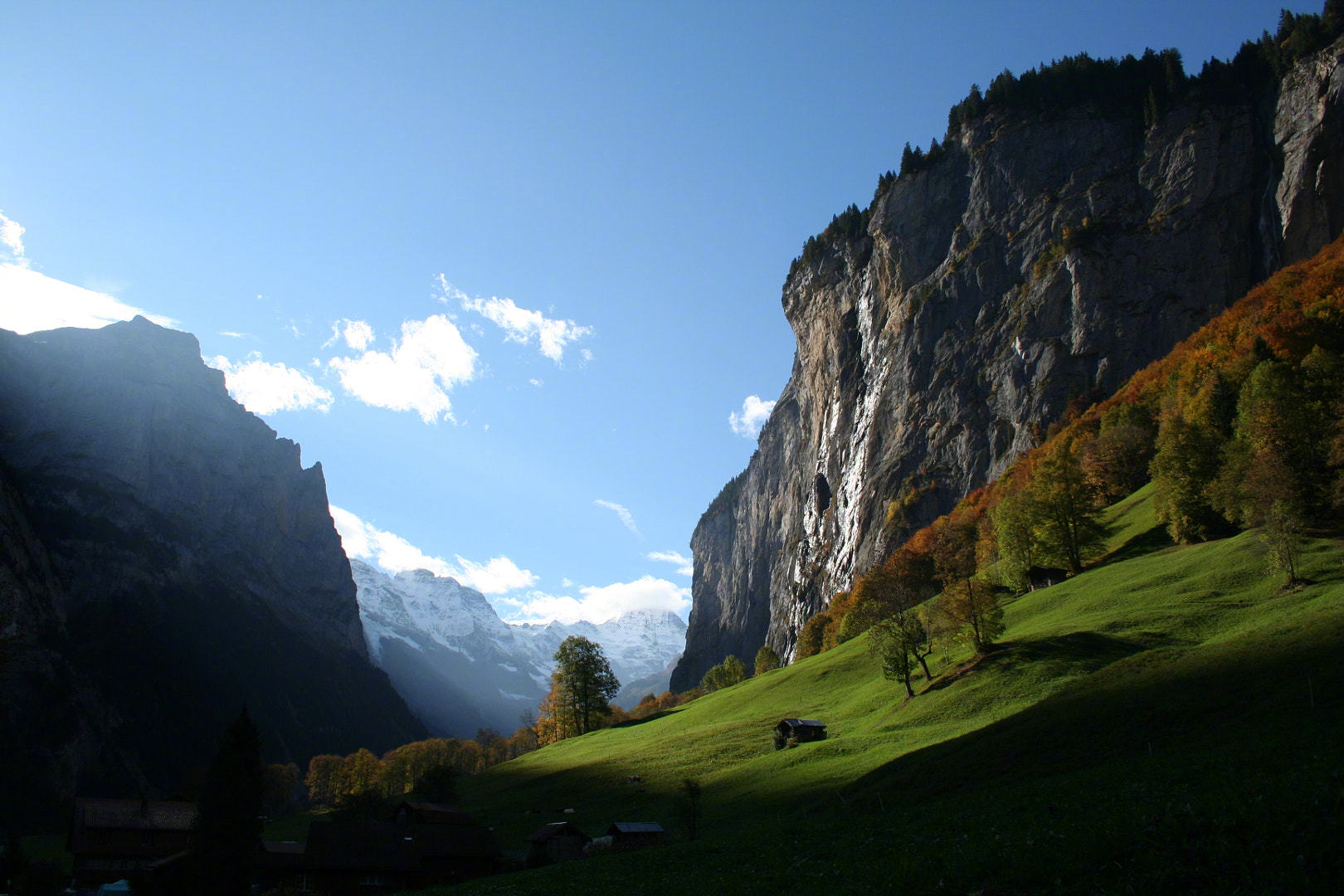 位于因特拉肯旅游地东南18公里处,是伯恩阿尔卑斯山的一部分