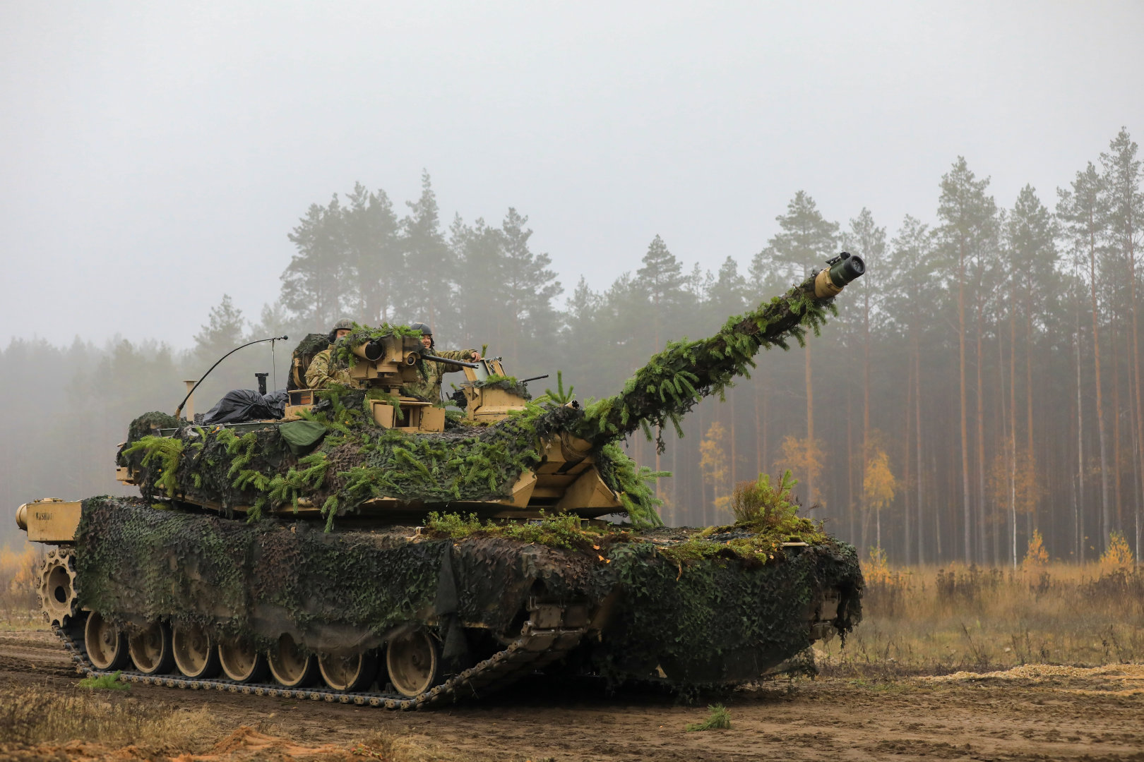 铁狼22演习中操纵一辆m1a2艾布拉姆斯坦克向战斗目标前进|m1a2_新浪