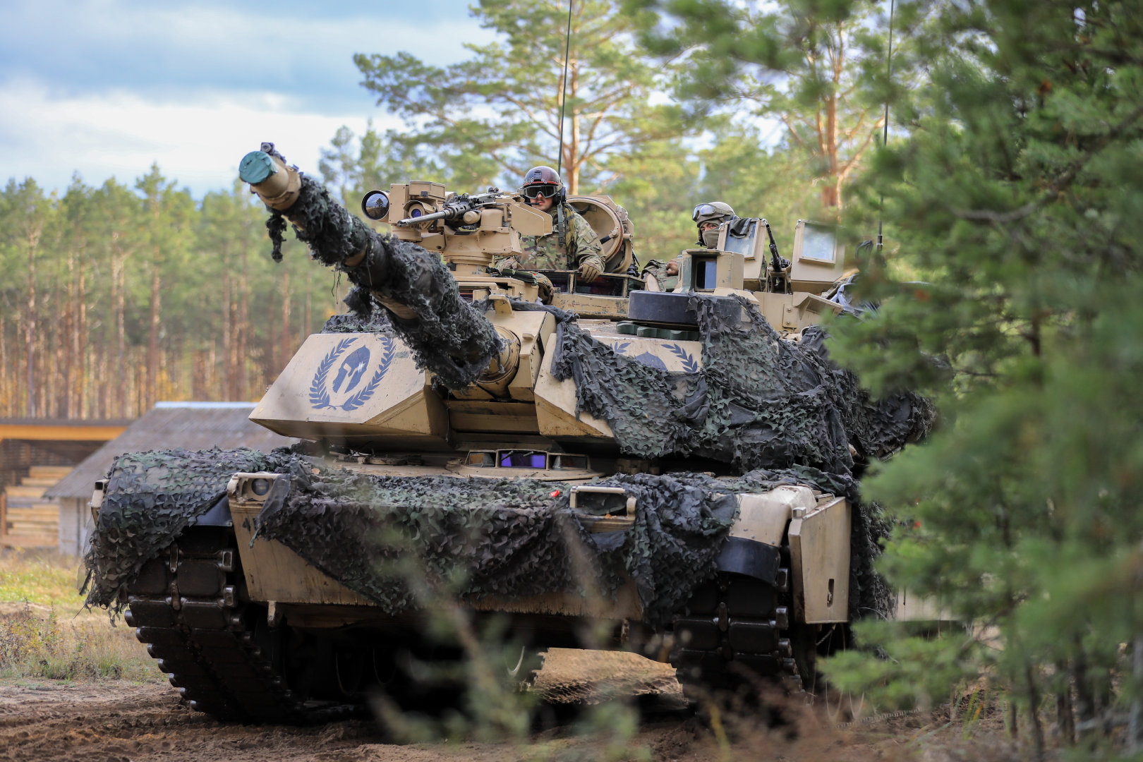 铁狼22演习中操纵一辆m1a2艾布拉姆斯坦克向战斗目标前进|m1a2_新浪