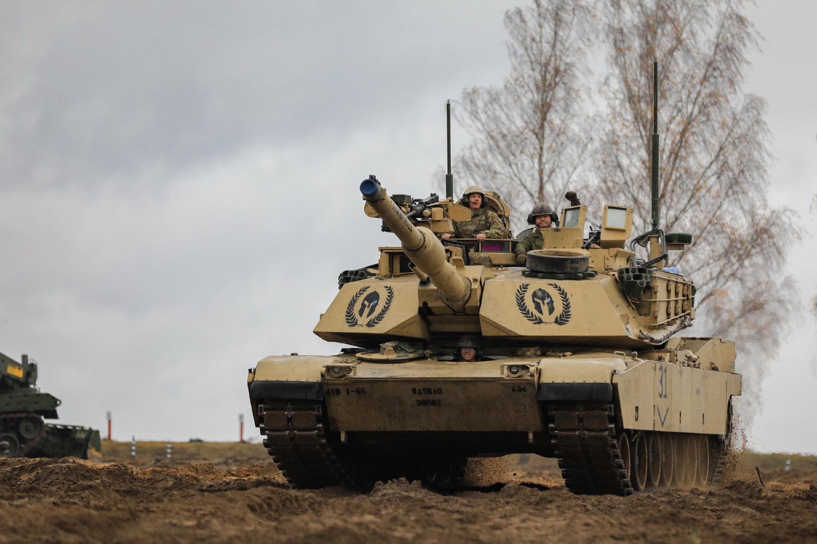 铁狼22演习中操纵一辆m1a2艾布拉姆斯坦克向战斗目标前进|m1a2_新浪