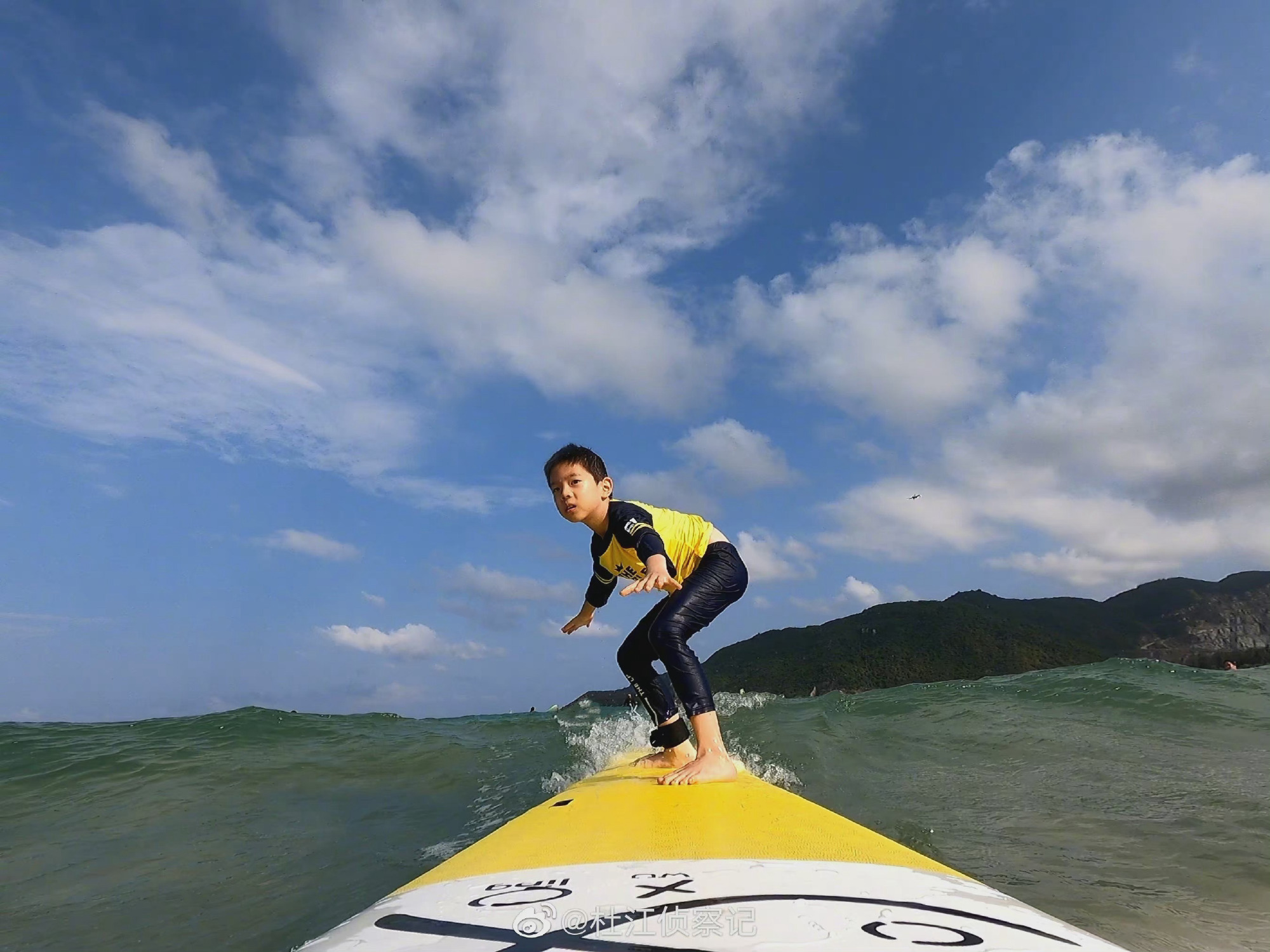 杜江戴着嗯哼去冲浪了,嗯哼这姿势也太标准了吧
