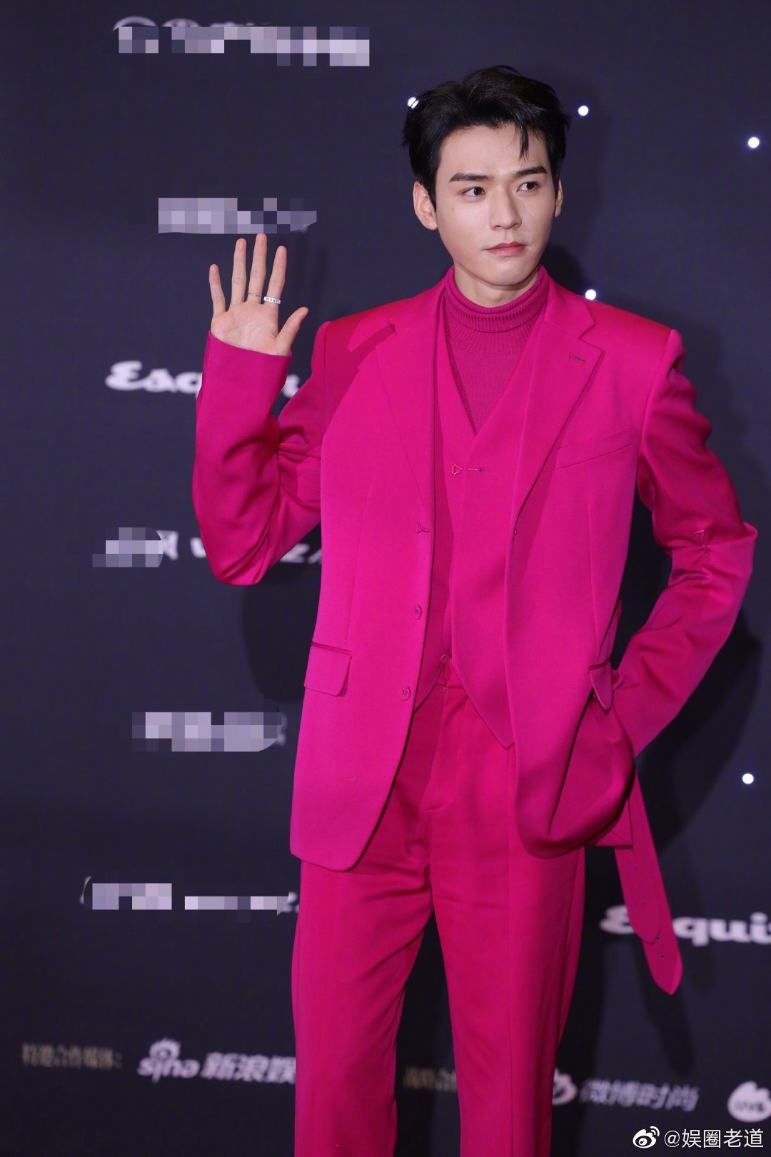 龚俊亮相,今天是从头粉到脚的俊俊子