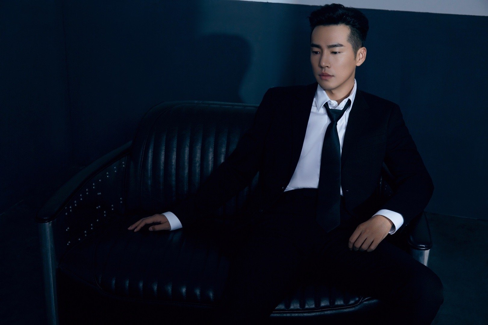 邹廷威生日大片新鲜出炉,都市精英风格,帅气逼人