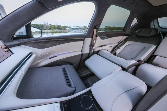 价格下探竞争力如何？对比蔚来ES6和智己LS7显成色