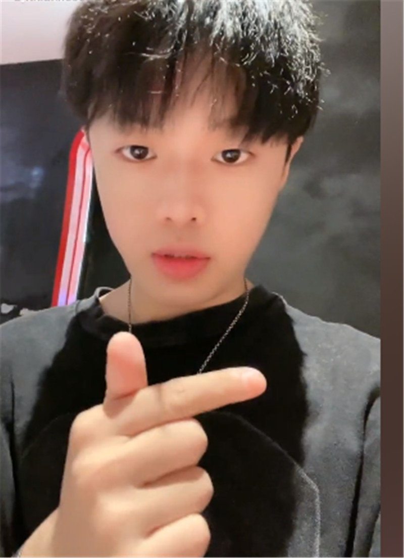 九天狐户外直播出意外,晒照全身都是伤!粉丝:被打了你就眨眨眼