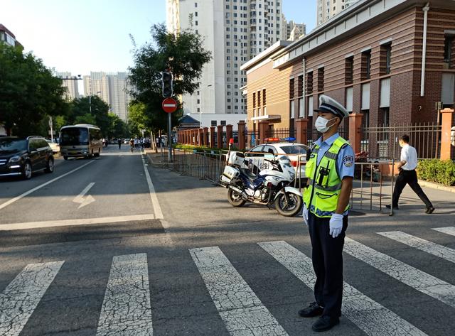 大连开学首日,大连交警部门全警动员,出动千余名警力