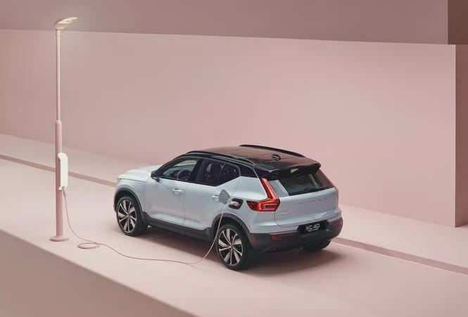 豪华纯电SUV怎么选？沃尔沃XC40新能源对比奔驰EQA