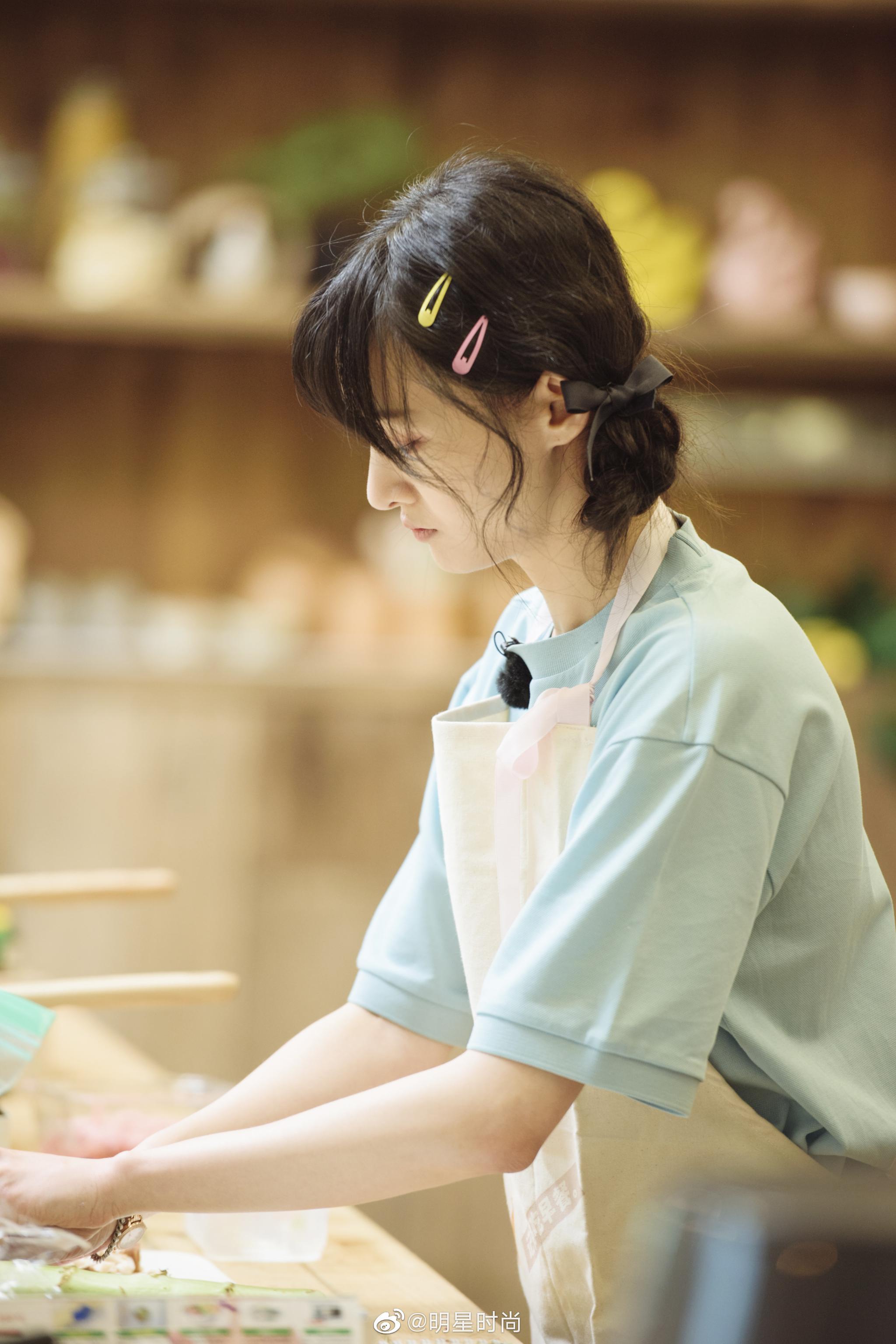 郑爽最新造型,温柔的蝴蝶结双麻花辫,隐藏在乌发间的彩虹发卡