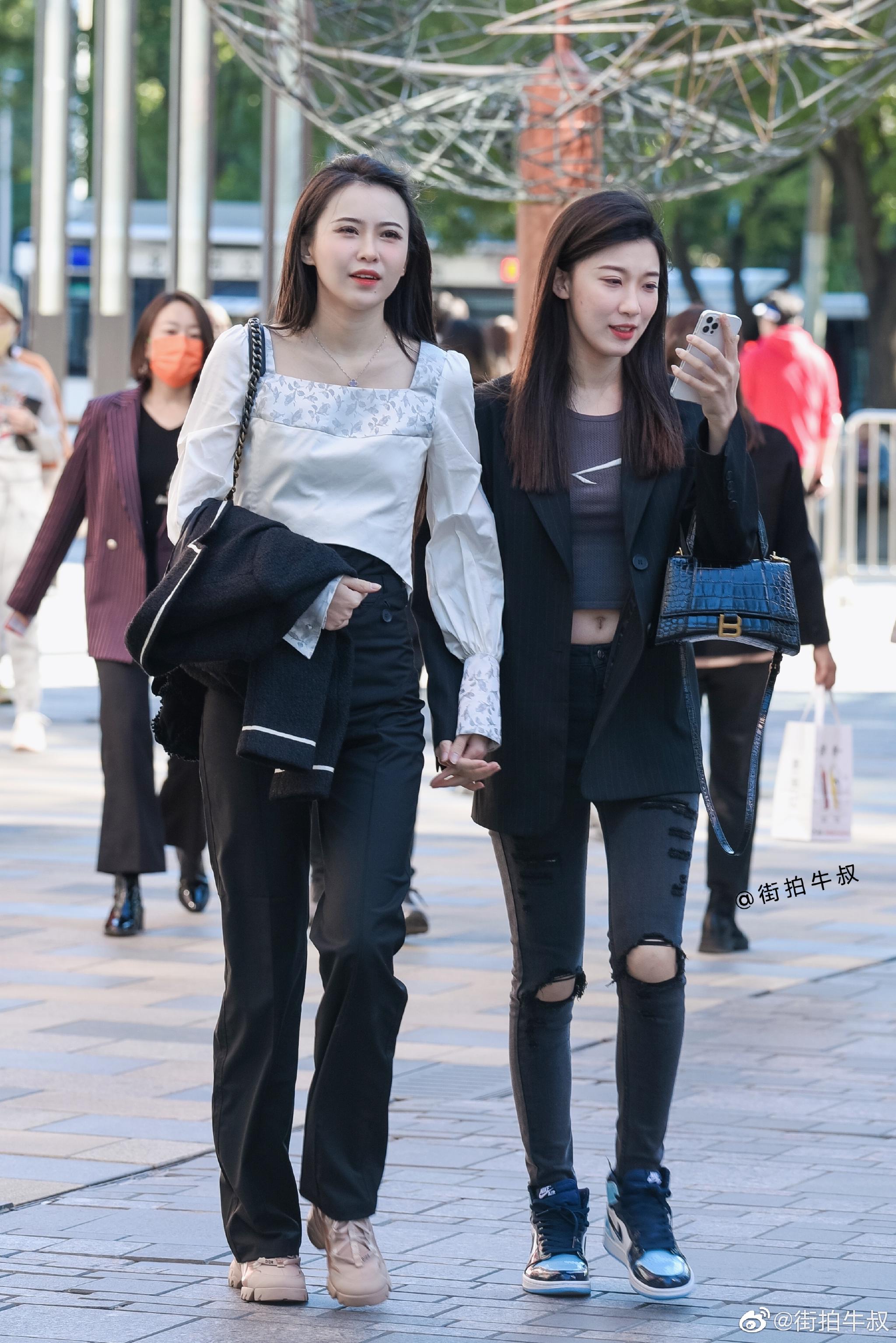 姐妹淘出街,黑白系穿搭__财经头条