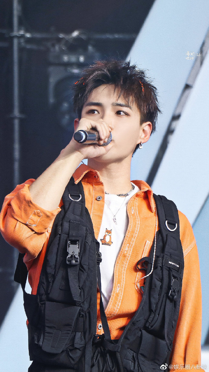 来看看舞台上的李鑫一吧!