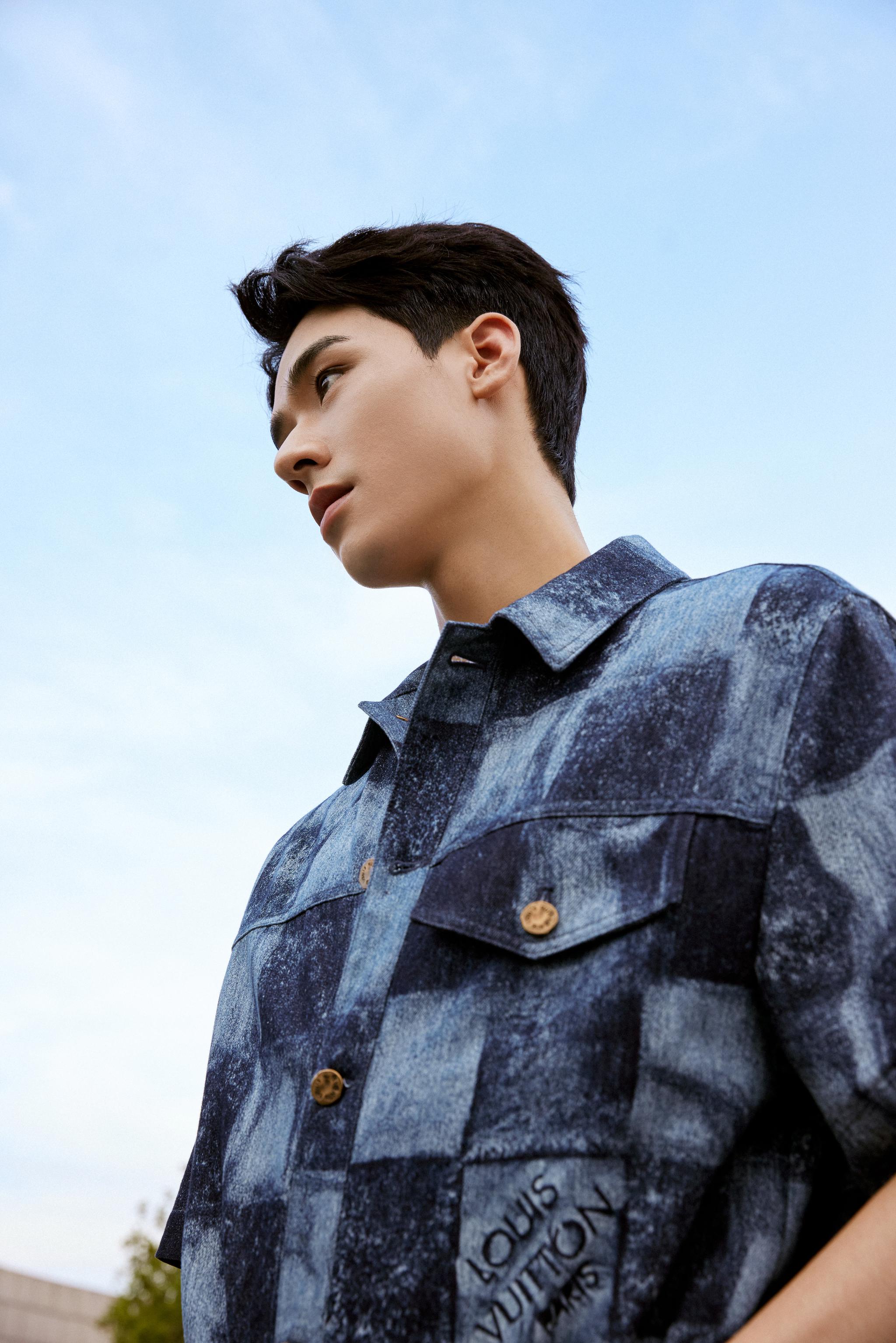 龚俊[超话]# 出席品牌活动,经典棋盘格牛仔套装搭配白t,清爽有型的怼