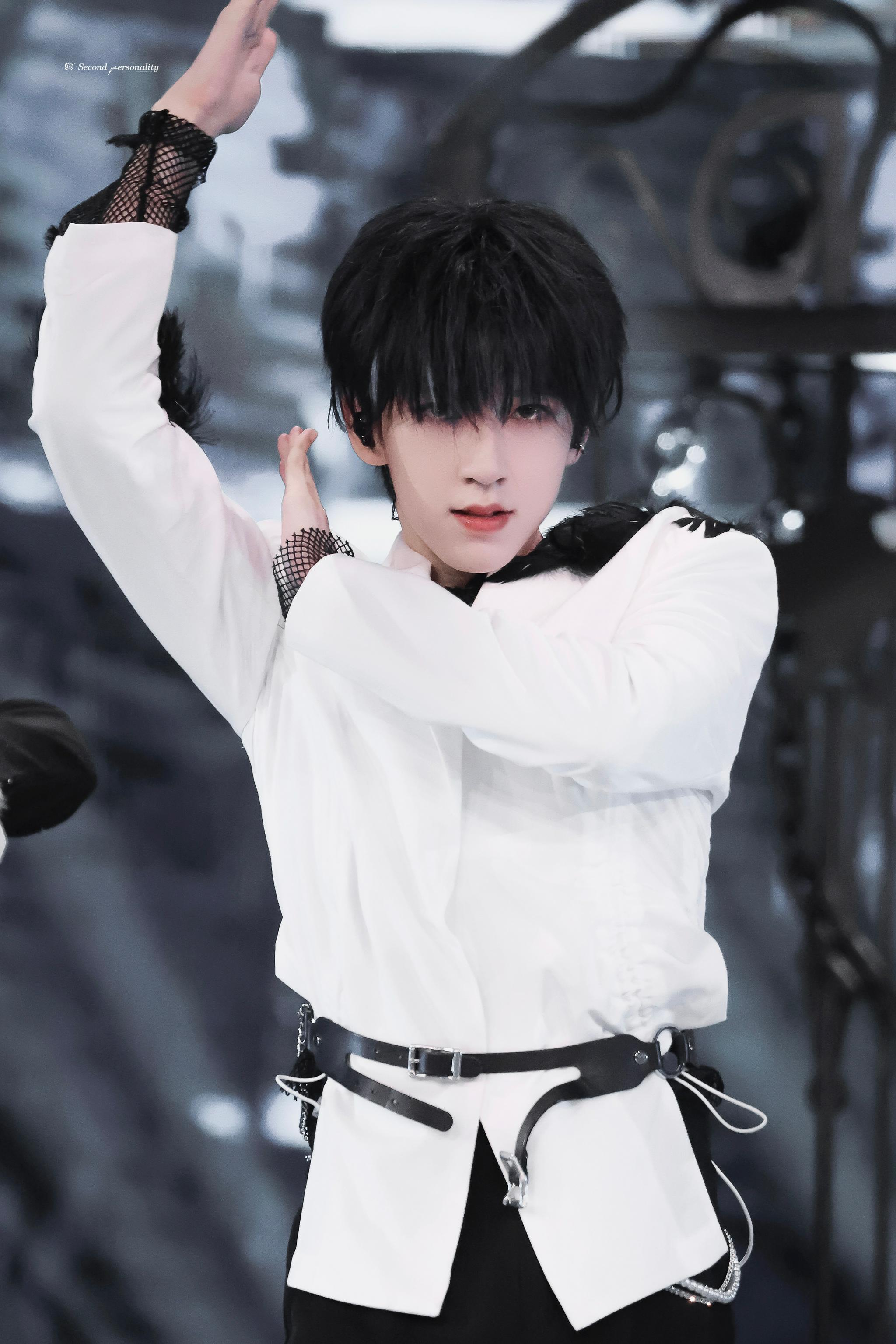 贺峻霖criminal舞台饭拍 霖霖帅疯了 !