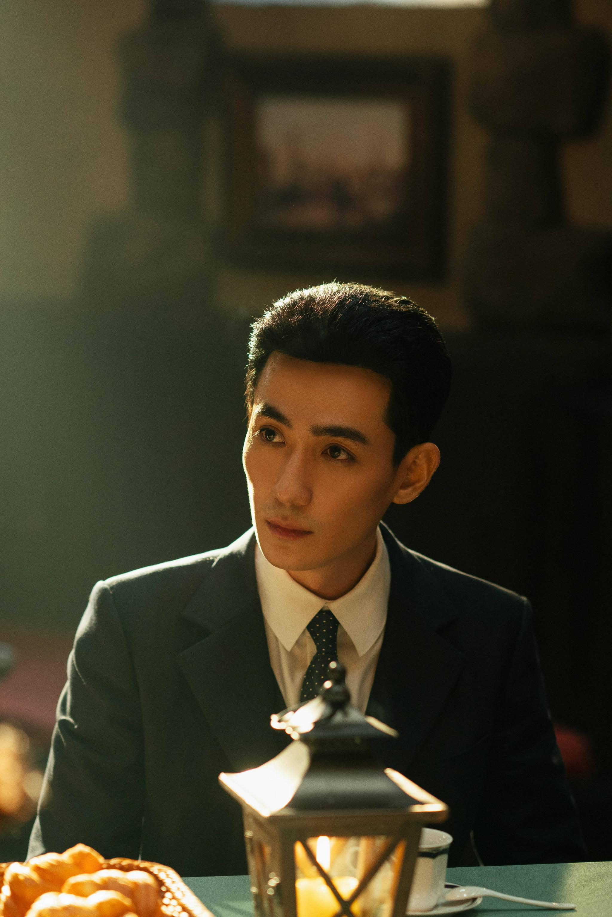 朱一龙1921新剧照 新鲜的拢龙 ! 回望百年路,致敬先行者 !