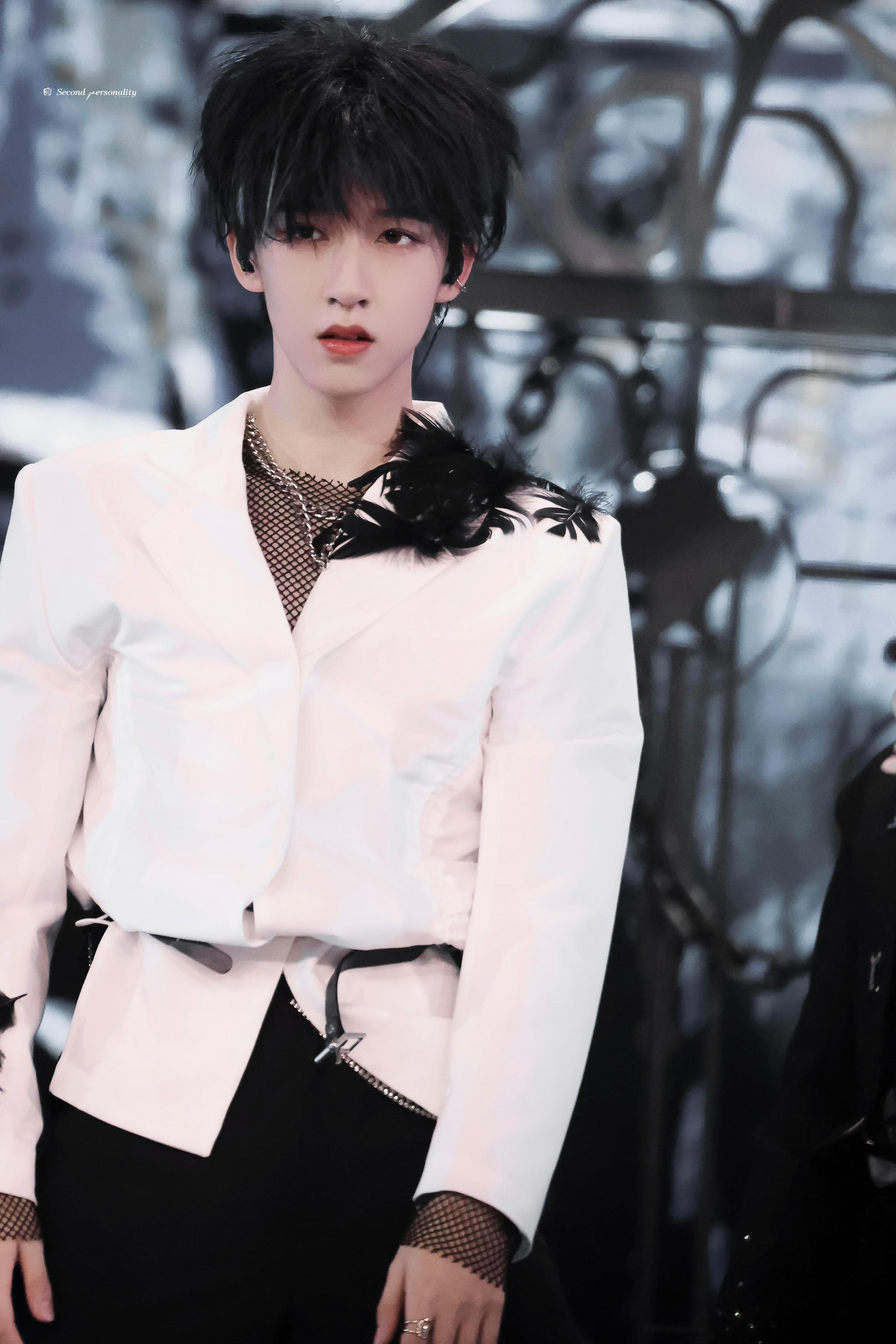 贺峻霖criminal舞台饭拍 霖霖帅疯了 !