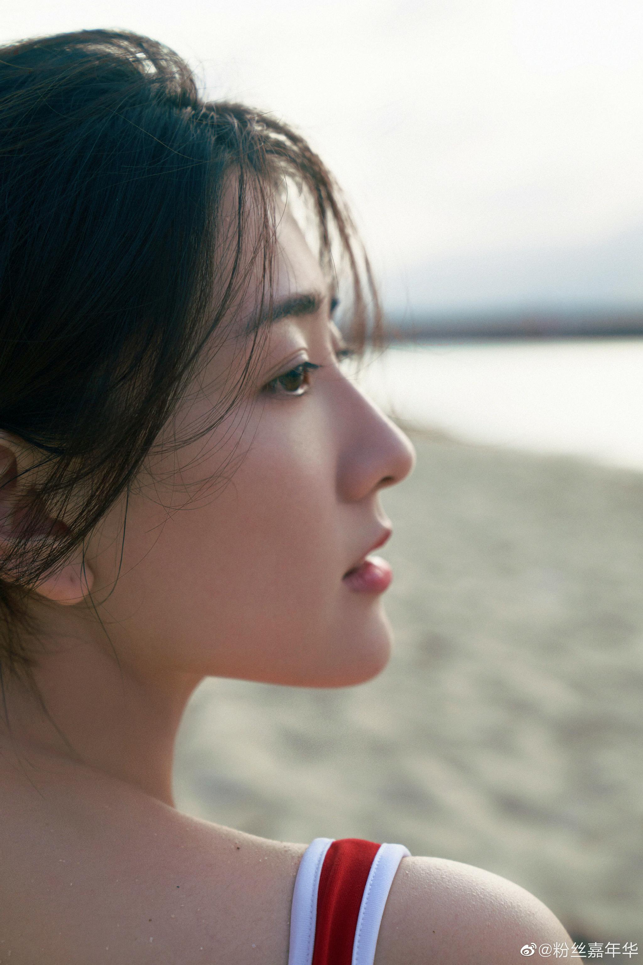 梁洁最新大片发布身穿吊带背心短裤的梁洁复古又迷人