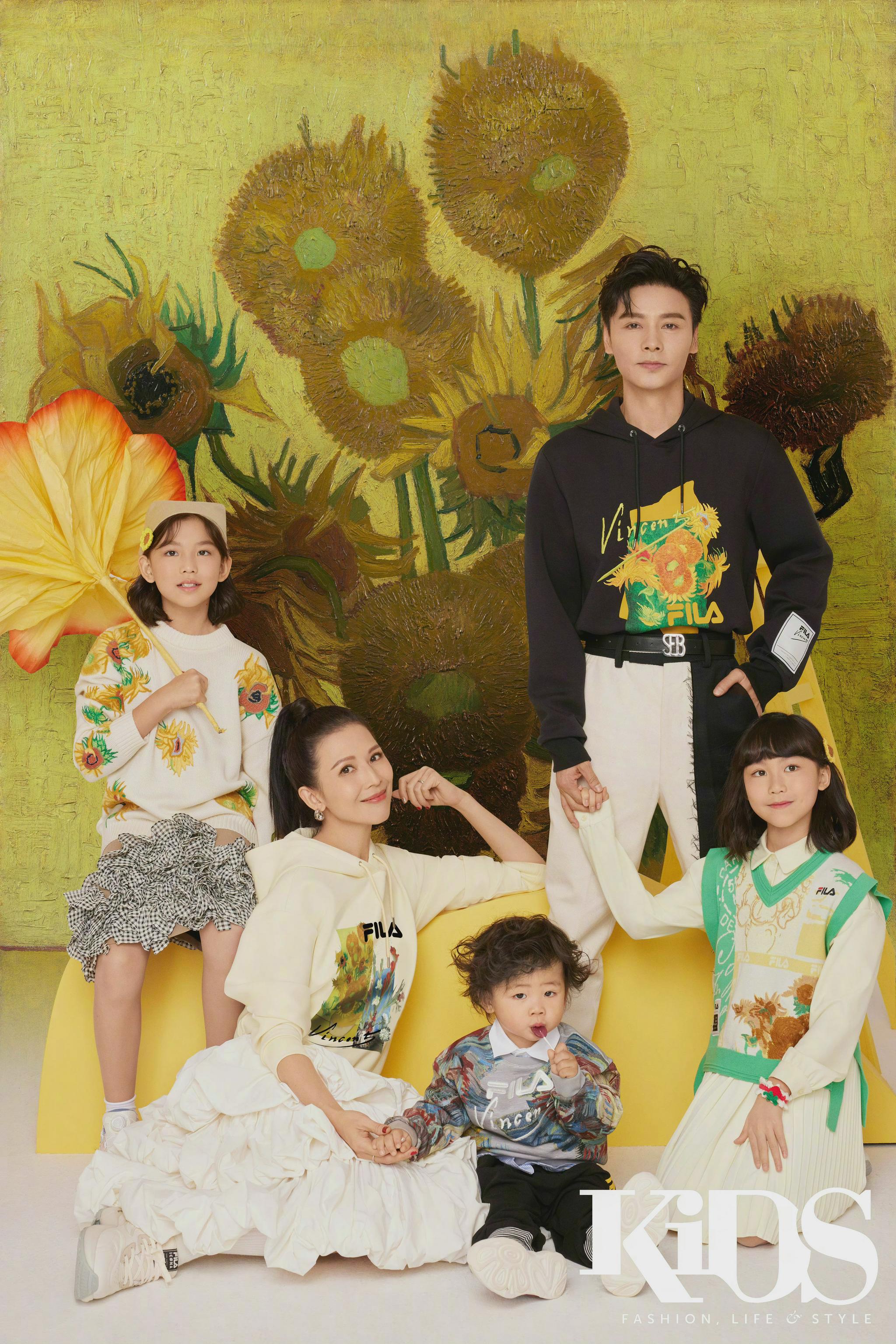 张晋蔡少芬一家五口新年全家福封面