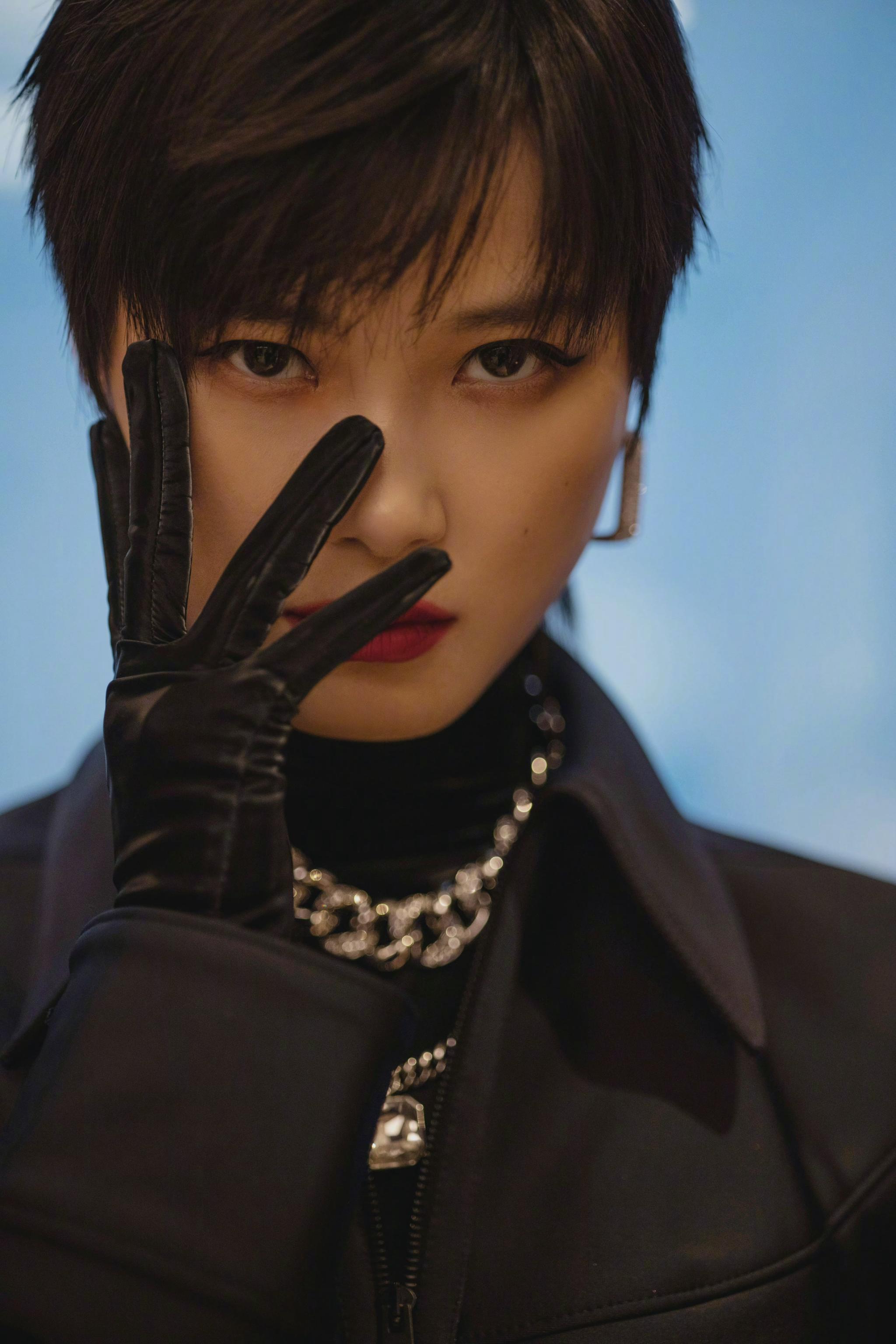 舞台造型李宇春身穿mugler