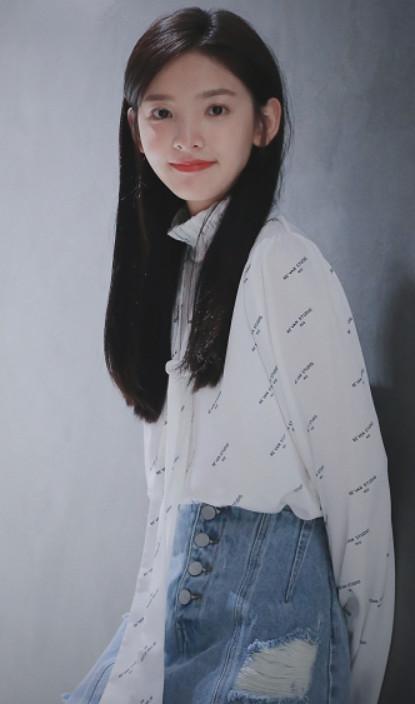 章若楠不仅颜高,穿搭更是教科书级别,高领线衣+百褶裙清新文艺休闲区蓝鸢梦想 - Www.slyday.coM 章若楠不仅颜高,穿搭更是教科书级别,高领线衣+百褶裙清新文艺休闲区蓝鸢梦想 - Www.slyday.coM