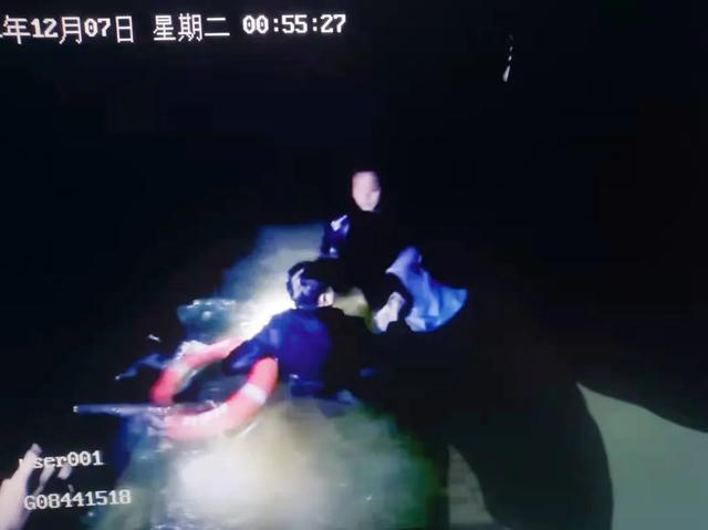 女子凌晨落水，丰城民警跳河紧急救援休闲区蓝鸢梦想 - Www.slyday.coM