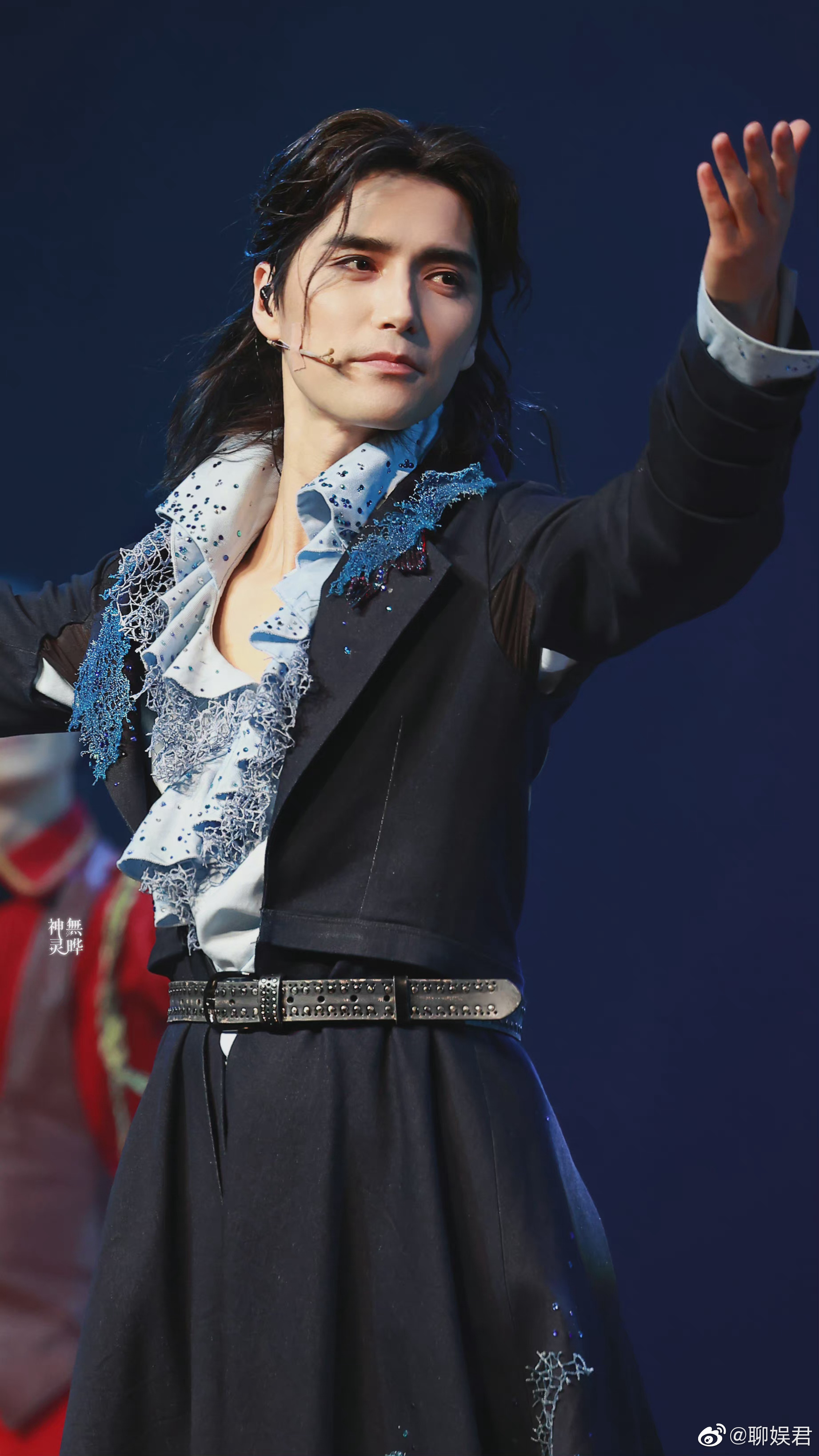 阿云嘎真的是太帅了高大的身材深邃的眉眼还有半长的头发