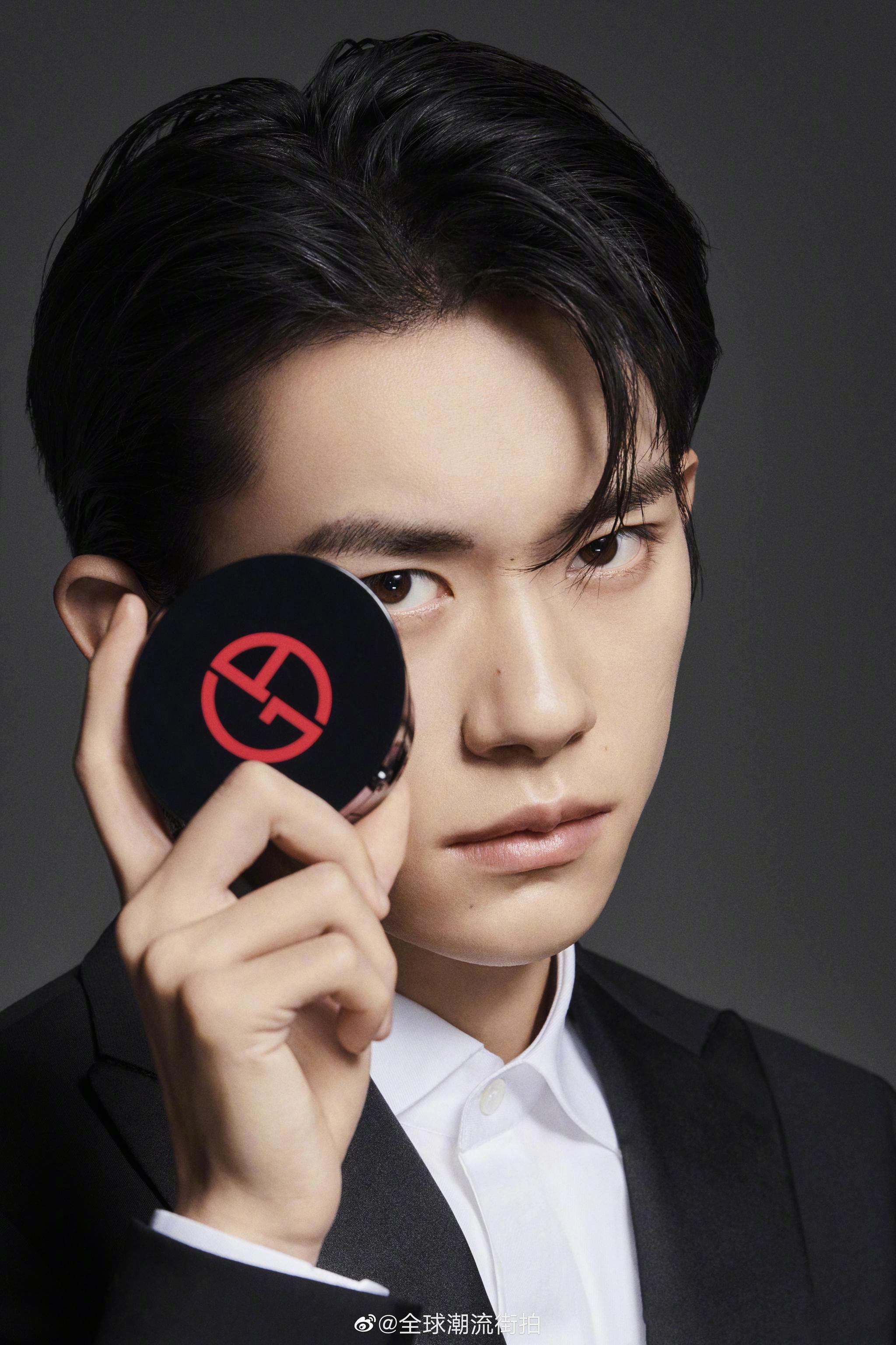 阿玛尼广告大片.简单黑白映衬极致质感,分明轮廓彰显英朗姿态