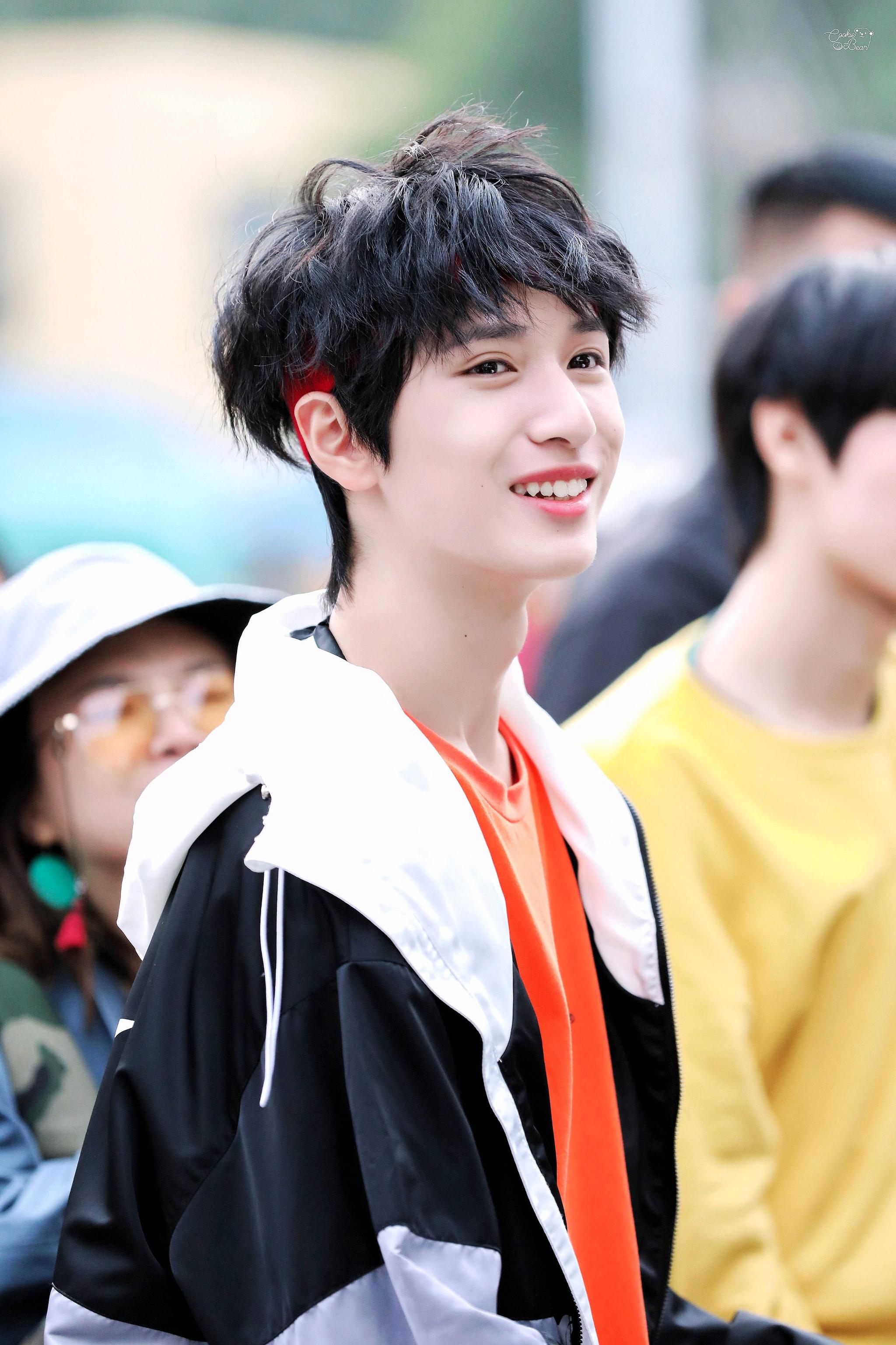 严浩翔这套发带图一直是心中的top啊!也太帅了