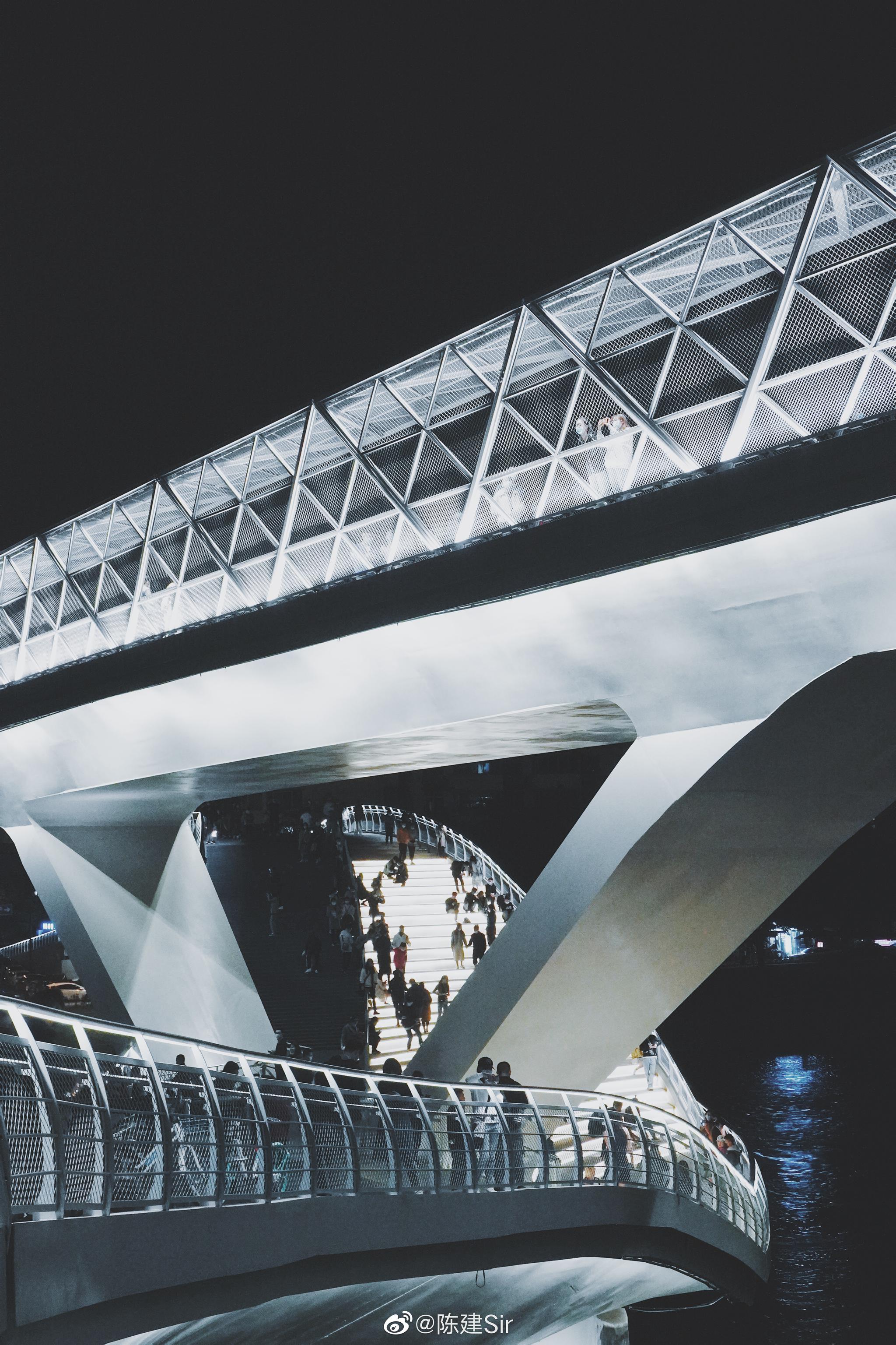 成都新晋网红地标五岔子大桥,这是一座极具梦幻和未来感的人行天桥