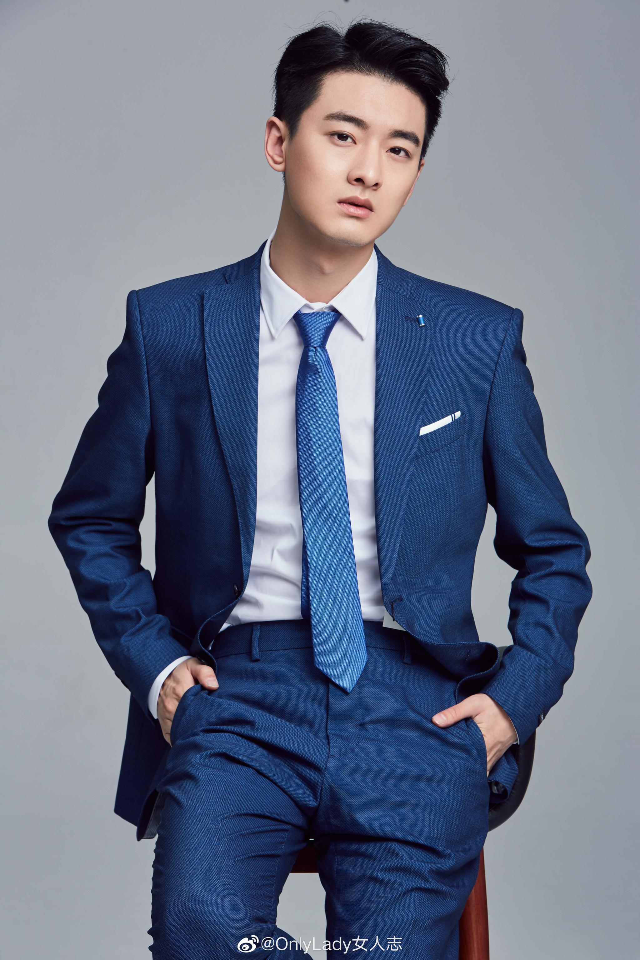 中实力演绎凤凰男的新人演员 @我是王泽轩 近日公开一组职场look写真