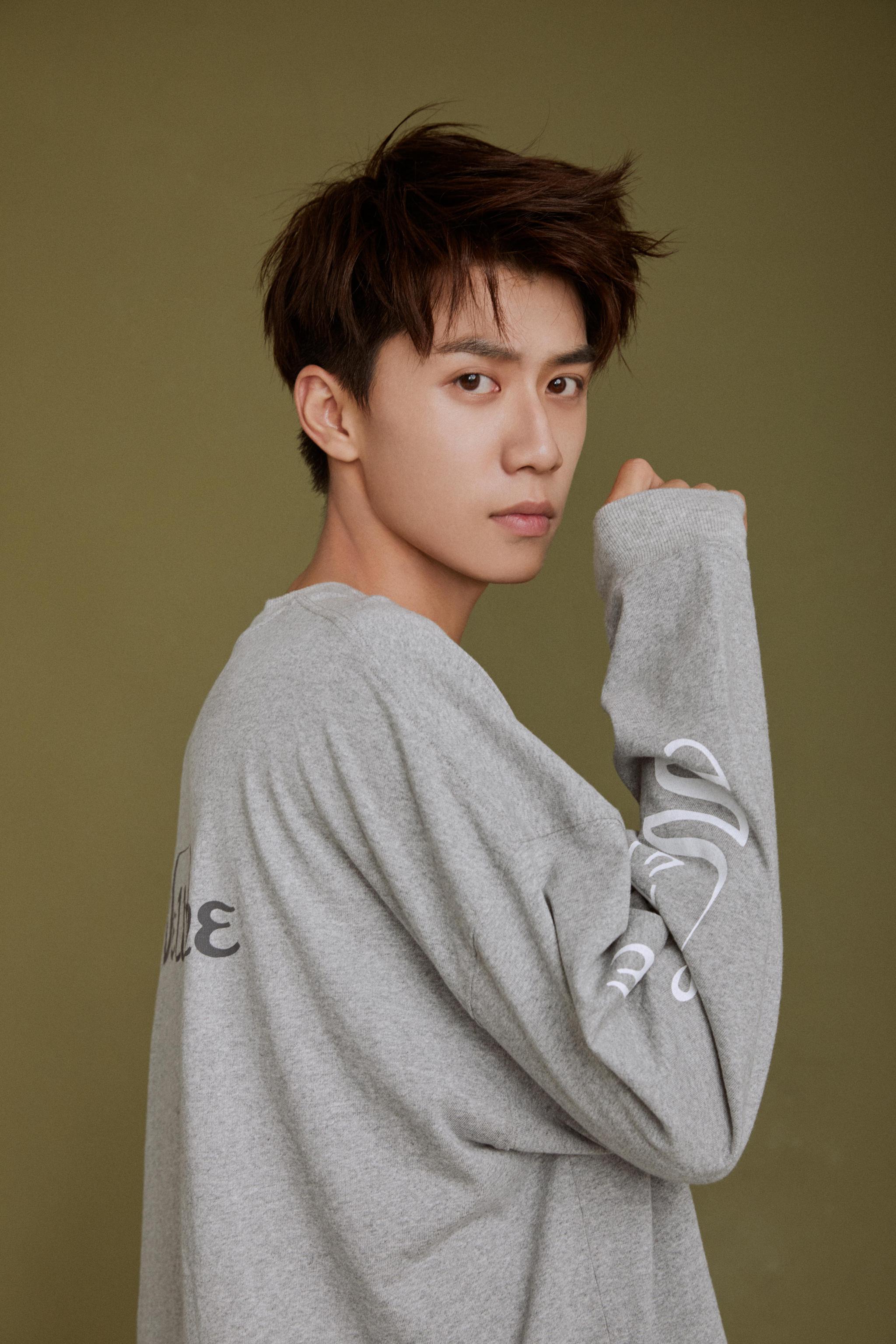 今日@演员任宥纶 一组休闲时尚写真释出,灰色卫衣