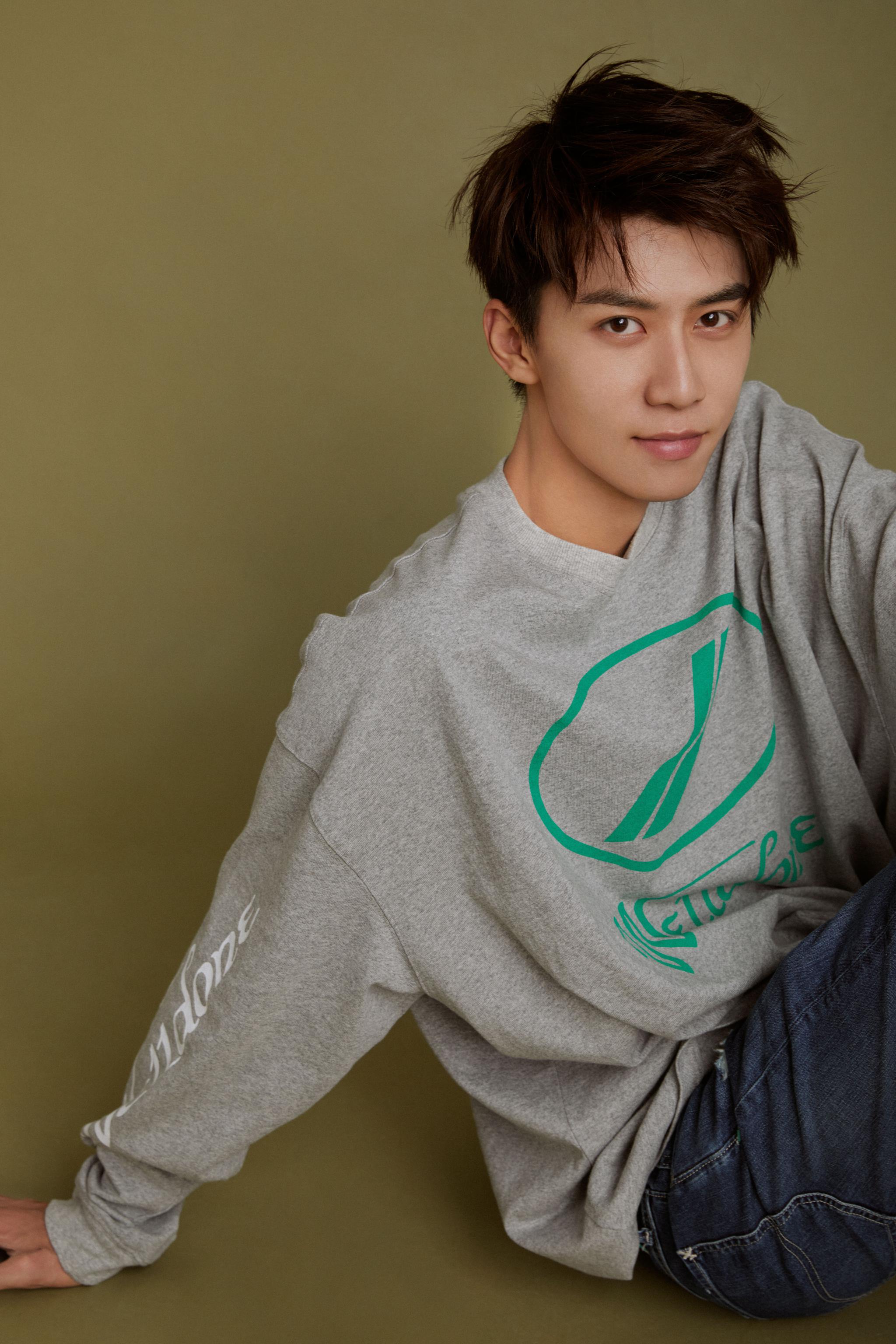 今日@演员任宥纶 一组休闲时尚写真释出,灰色卫衣