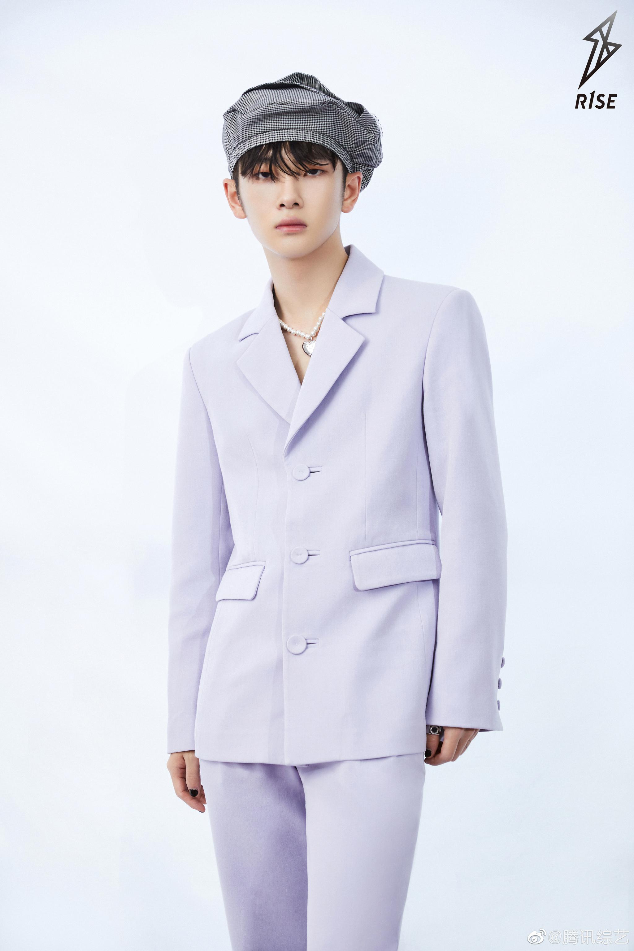 r1se-周震南 紫色西装搭配英式贝雷帽
