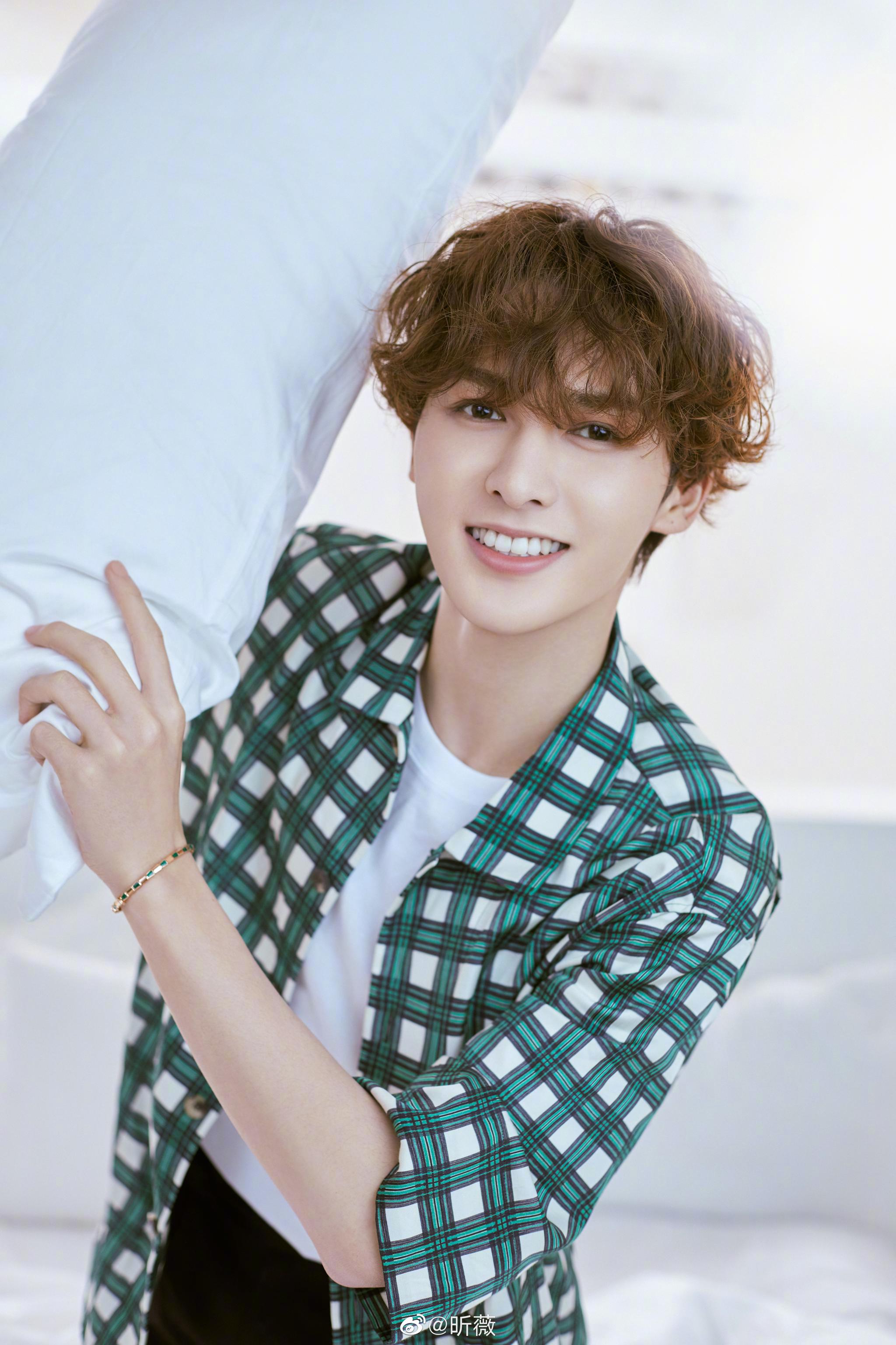 你的宠物系男友@theo-朱正廷 上线,小卷毛造型乖巧可爱