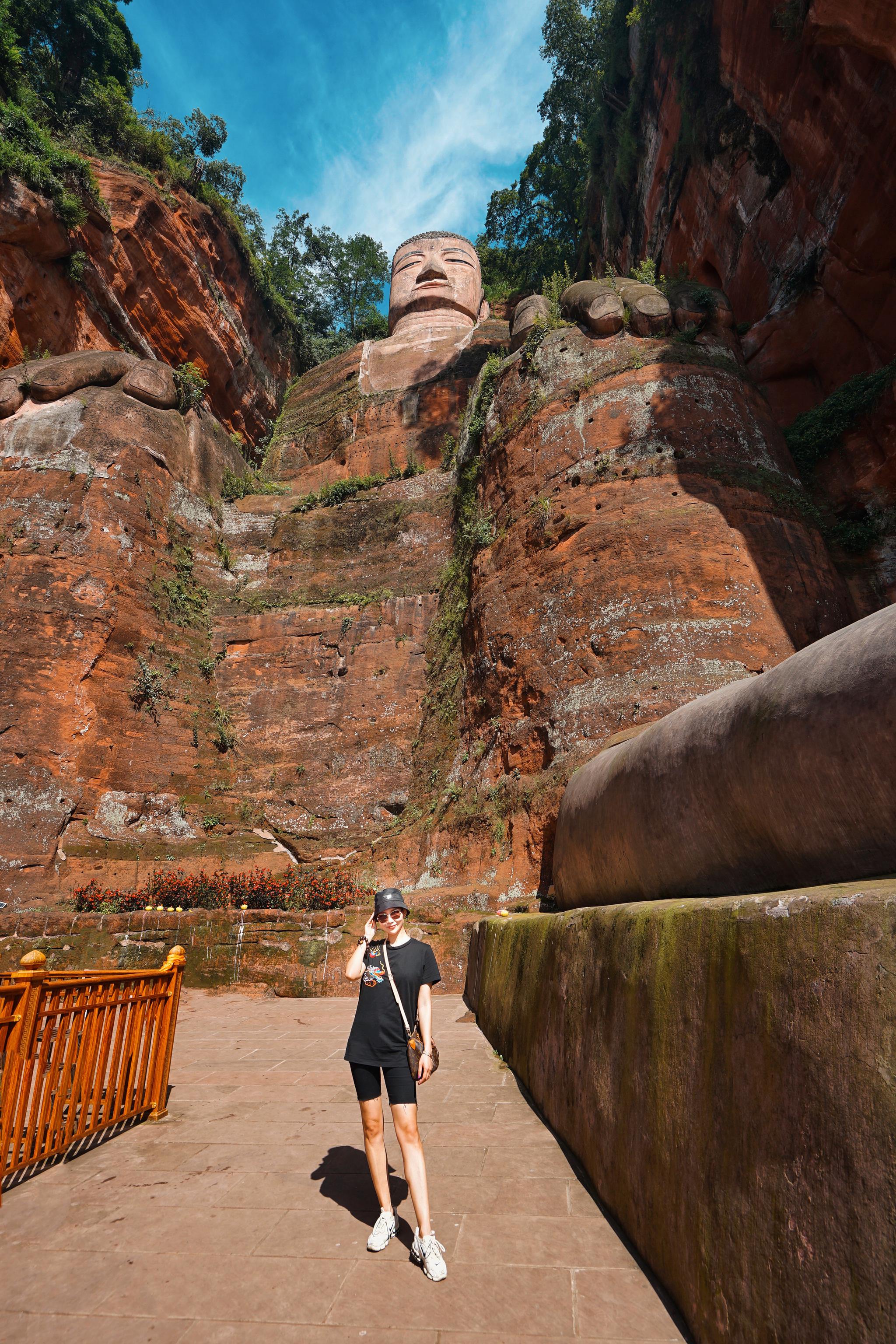 乐山大佛位于乐山市濒大渡河青衣江和岷江三江汇流处