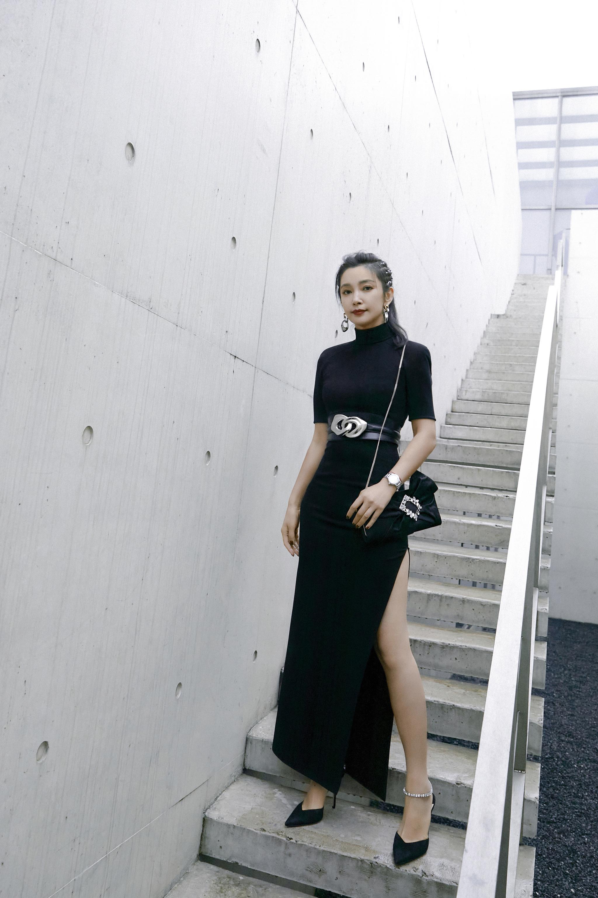 老大@李冰冰 着黑色修身长裙,典雅黑极致复古柔美风情……__财经头条