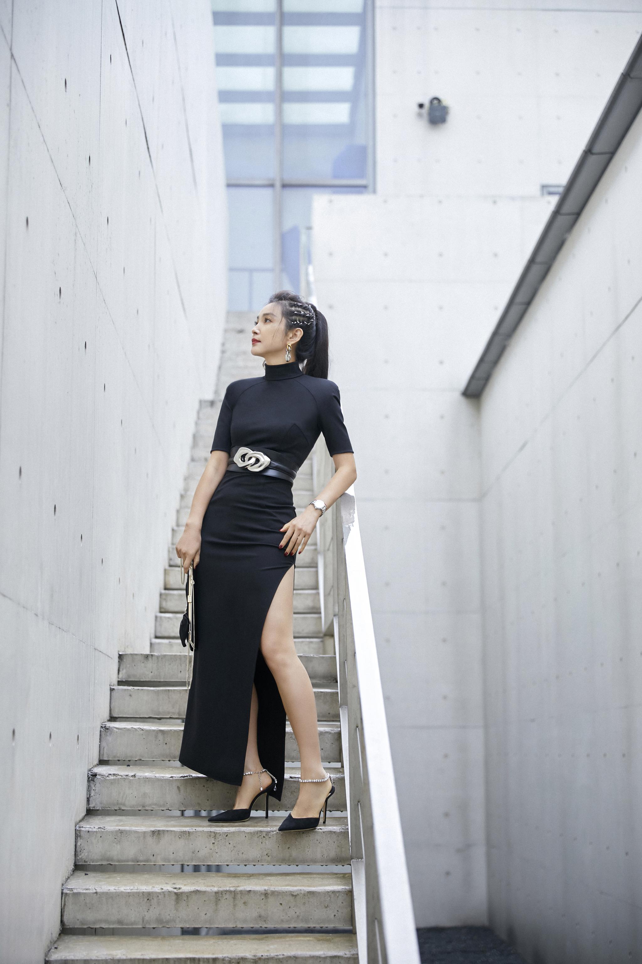 老大@李冰冰 着黑色修身长裙,典雅黑极致复古柔美风情……__财经头条