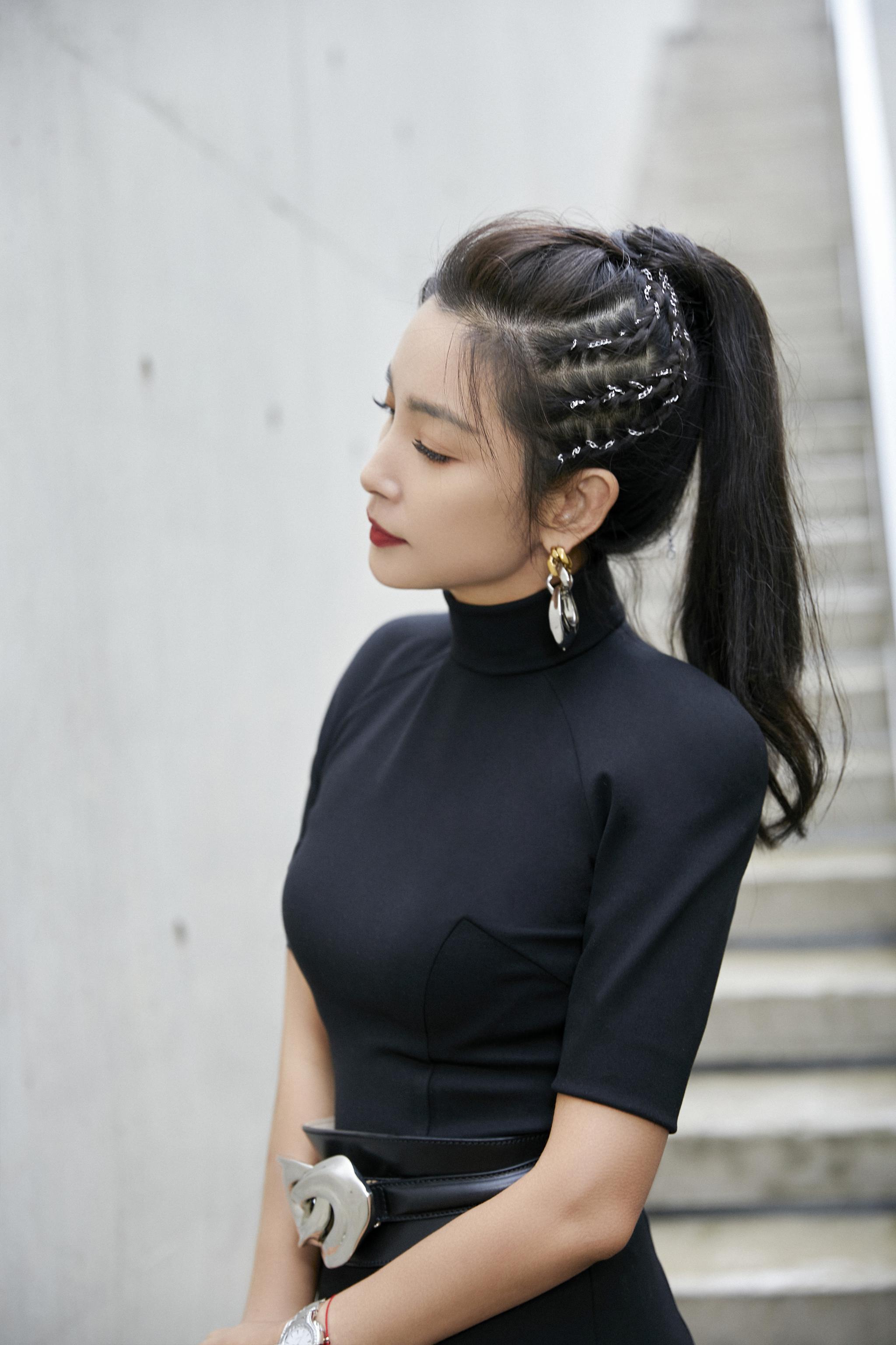 老大@李冰冰 着黑色修身长裙,典雅黑极致复古柔美风情……__财经头条