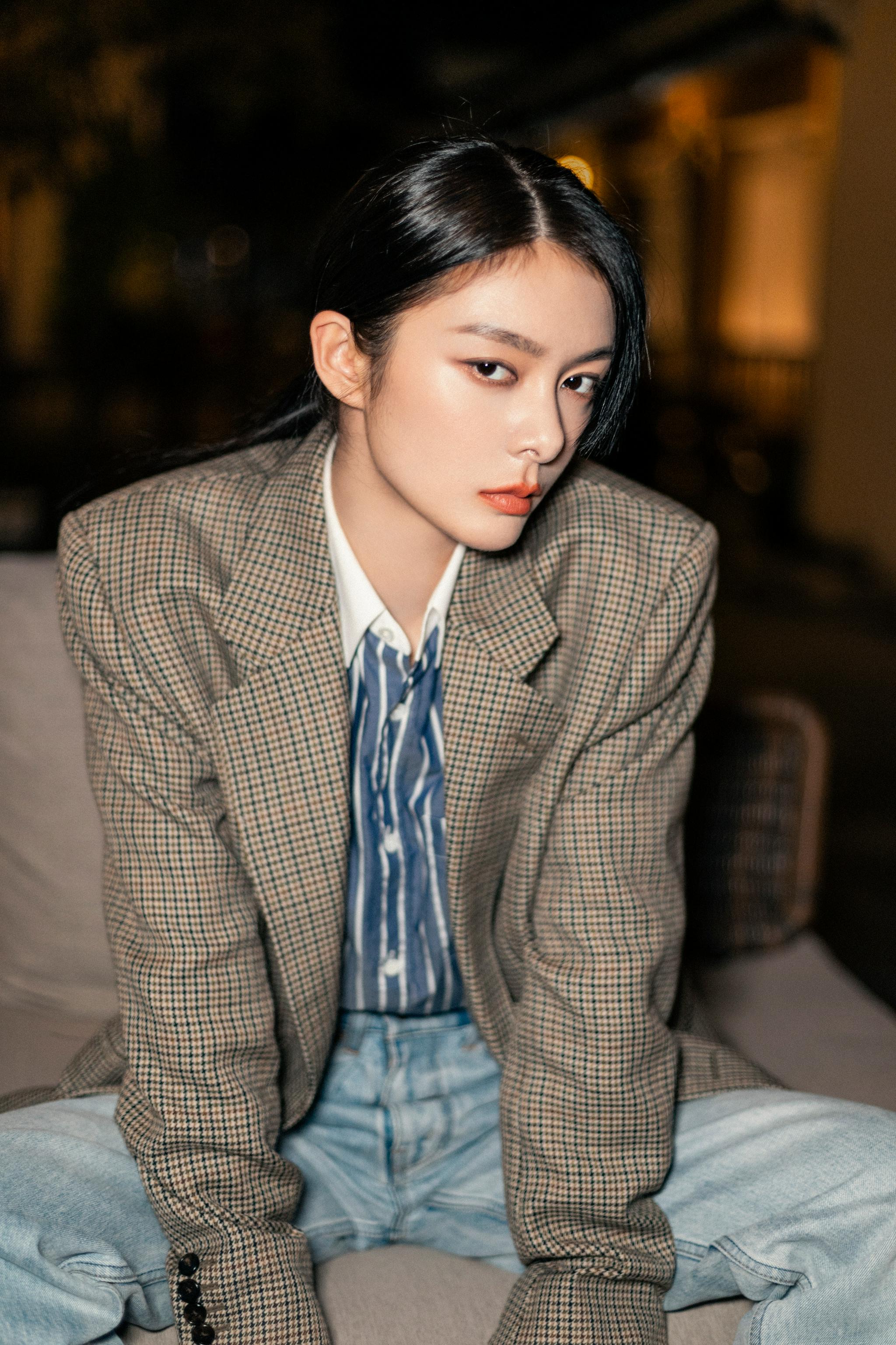 最新"酷"存,身穿celine西装搭配条纹衬衫与牛仔裤……|celine|傅菁