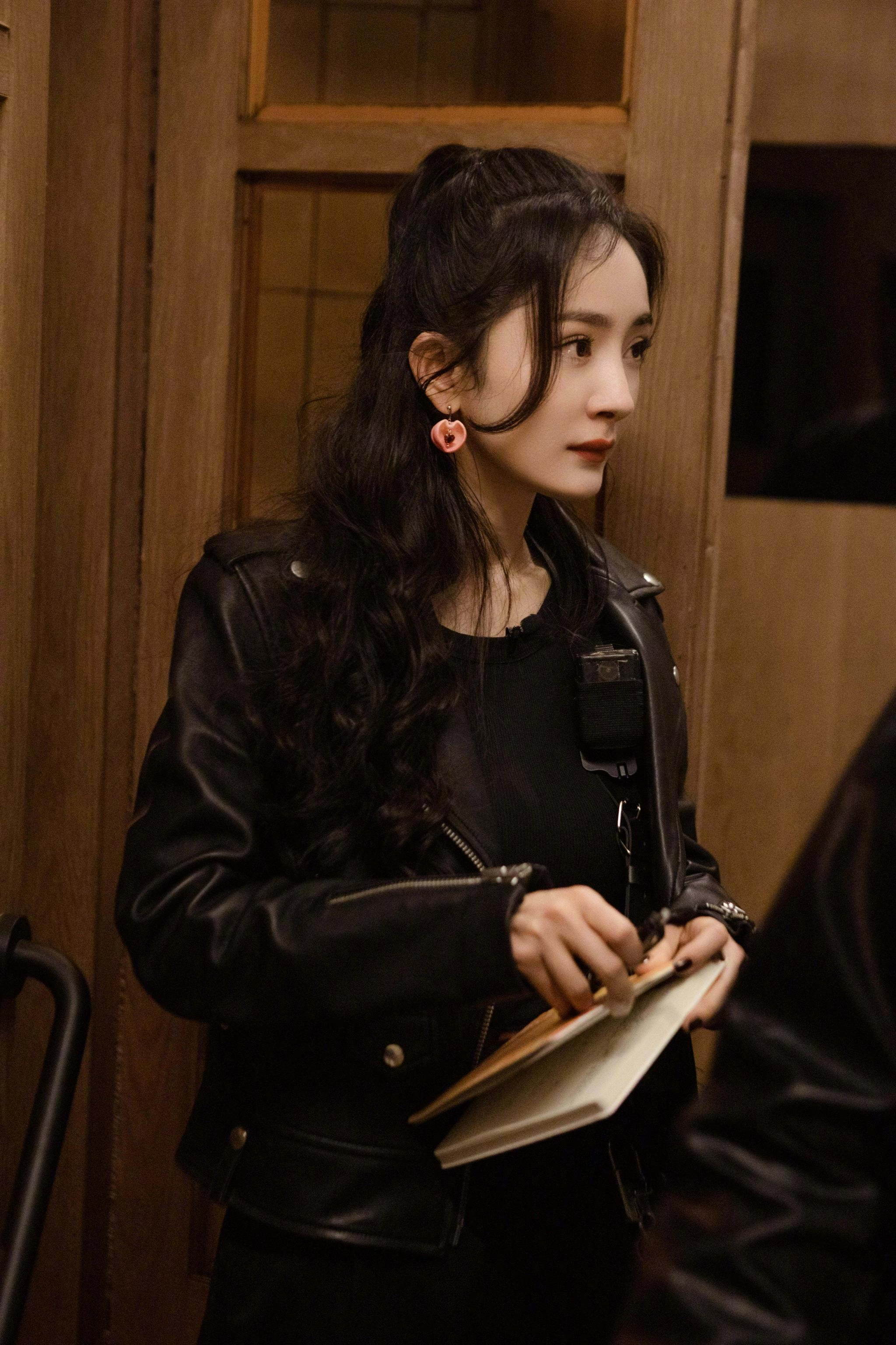 杨幂密室大逃脱高清剧照 黑色背心搭配恣意的波浪卷发……_高清图集