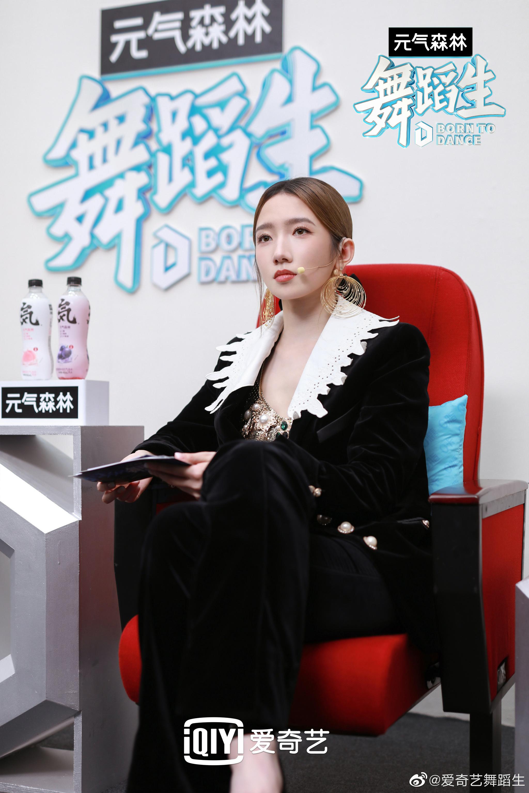 孟美岐舞蹈生剧照来啦 黑色毛呢套装和米白印花长裙……_高清图集