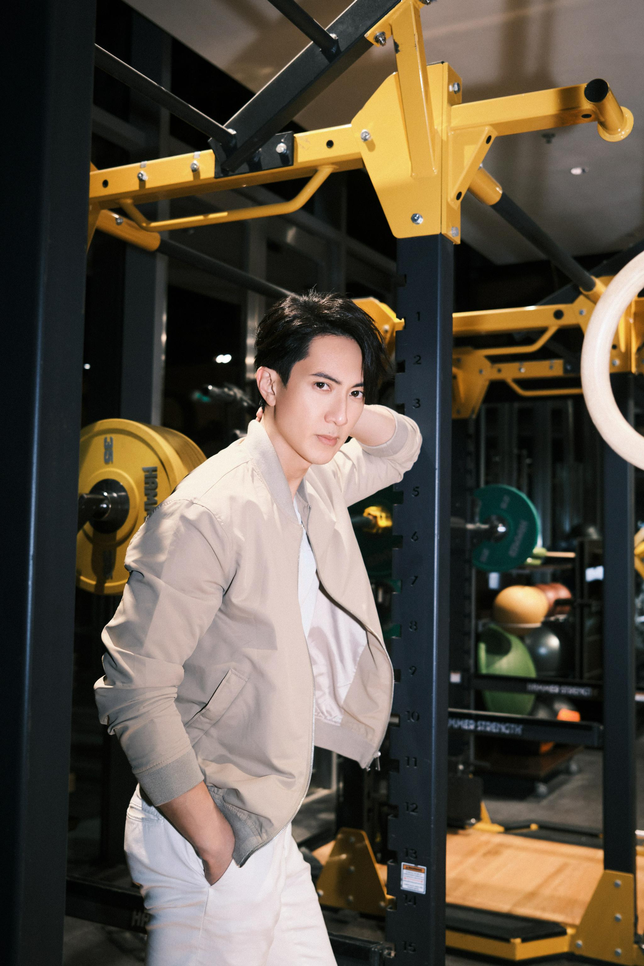 吴尊最新大片释出,光影之间卡其色工装 白色长裤造型酷帅随性