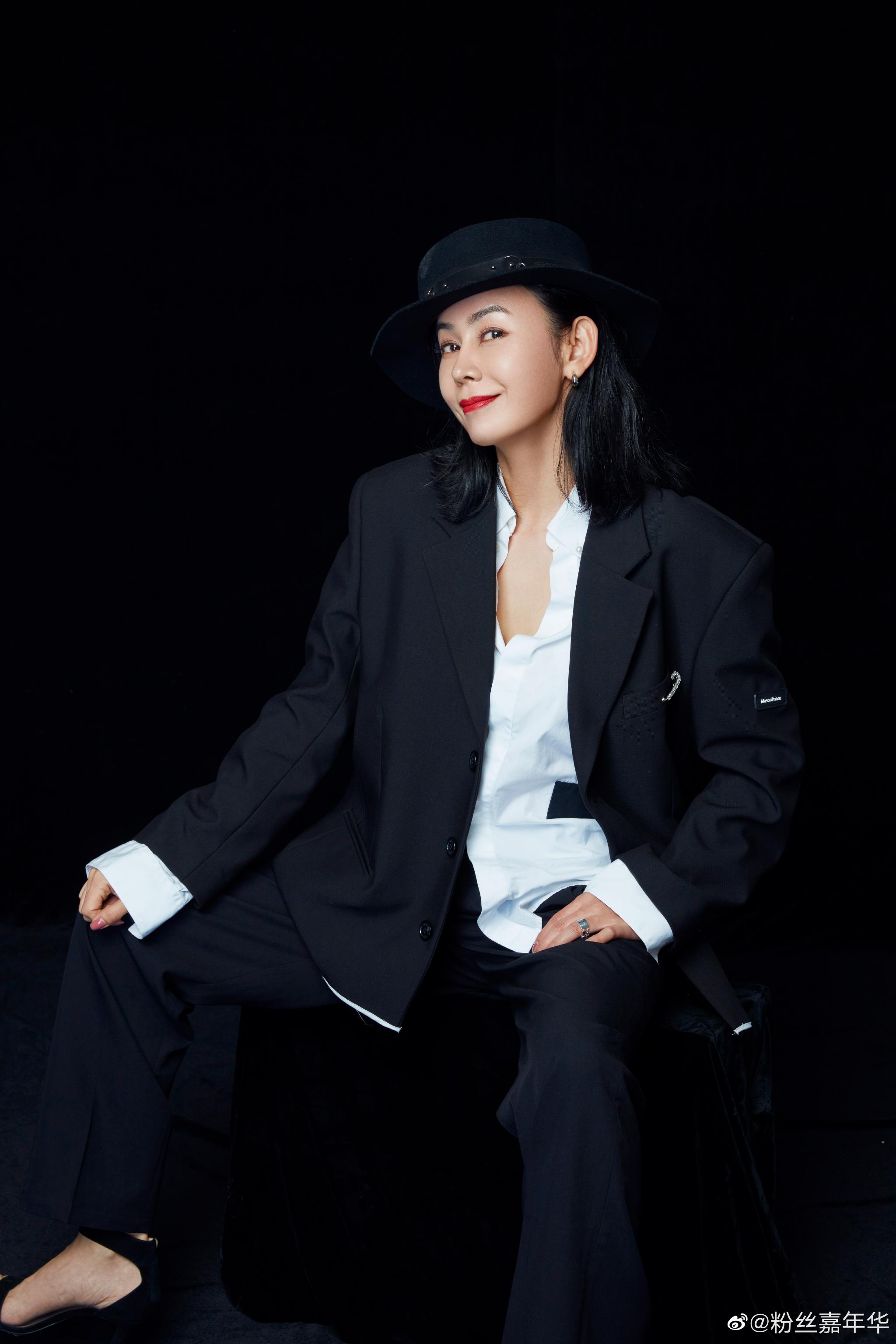 郡主 @齐千郡 西服写真曝光,举手投足充满故事感,好喜欢!